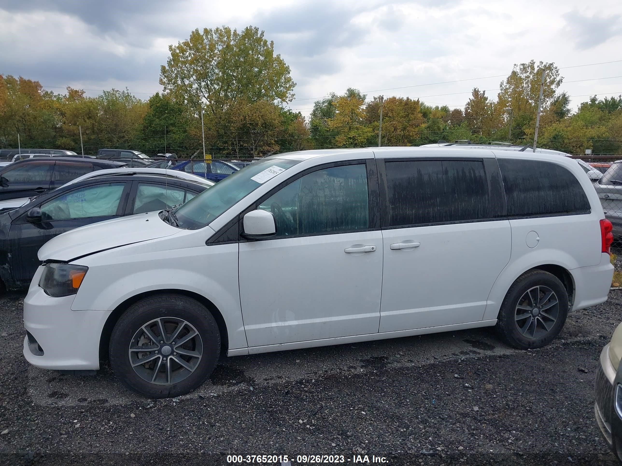 Photo 12 VIN: 2C4RDGEG2JR214912 - DODGE CARAVAN 