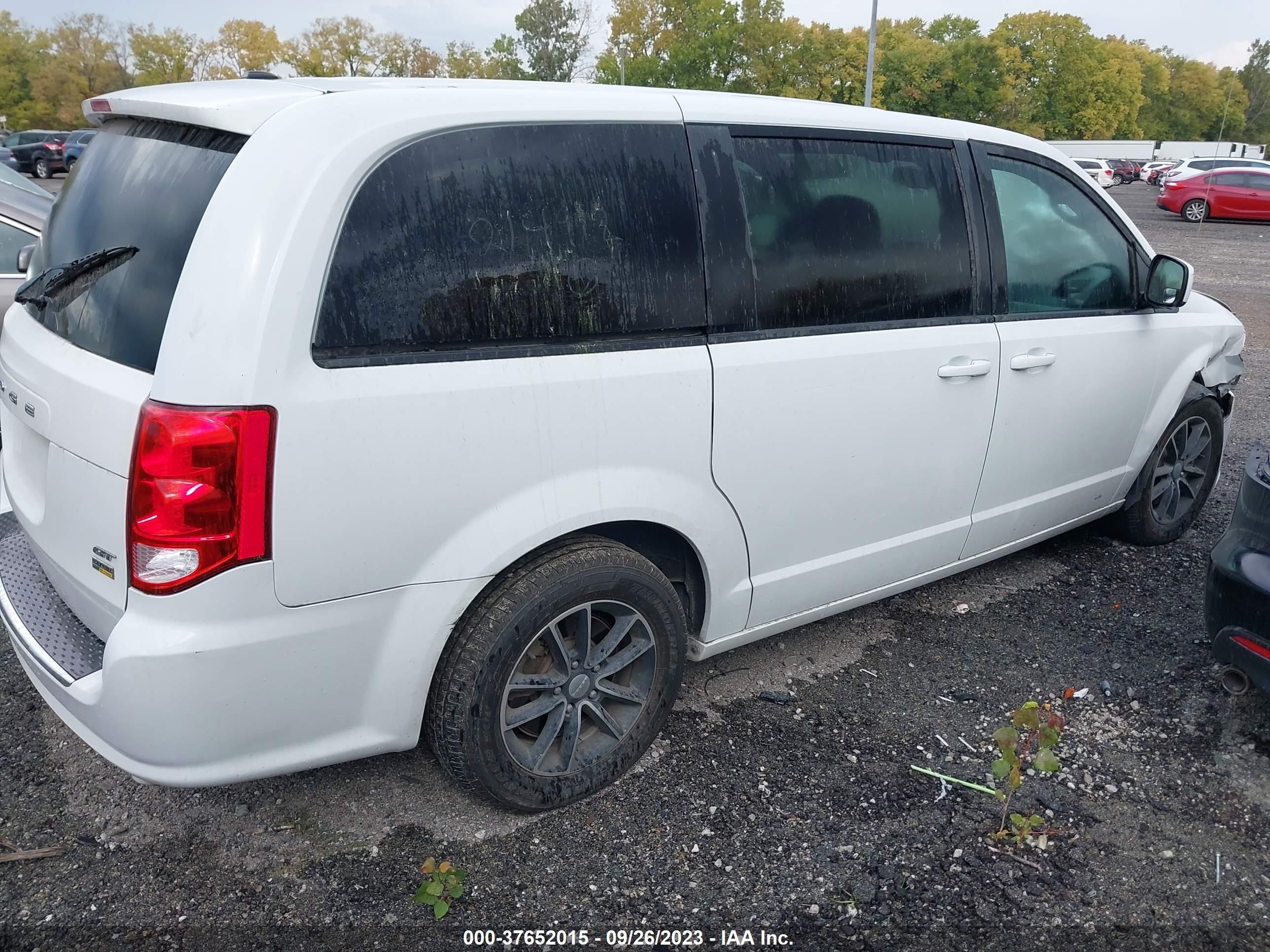 Photo 3 VIN: 2C4RDGEG2JR214912 - DODGE CARAVAN 