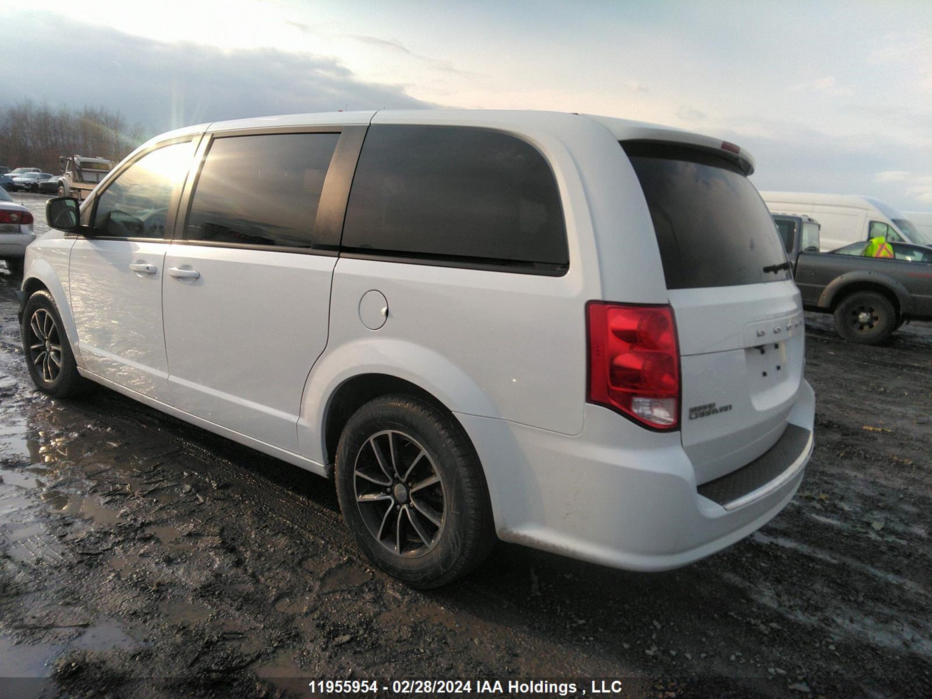 Photo 2 VIN: 2C4RDGEG2JR313522 - DODGE CARAVAN 