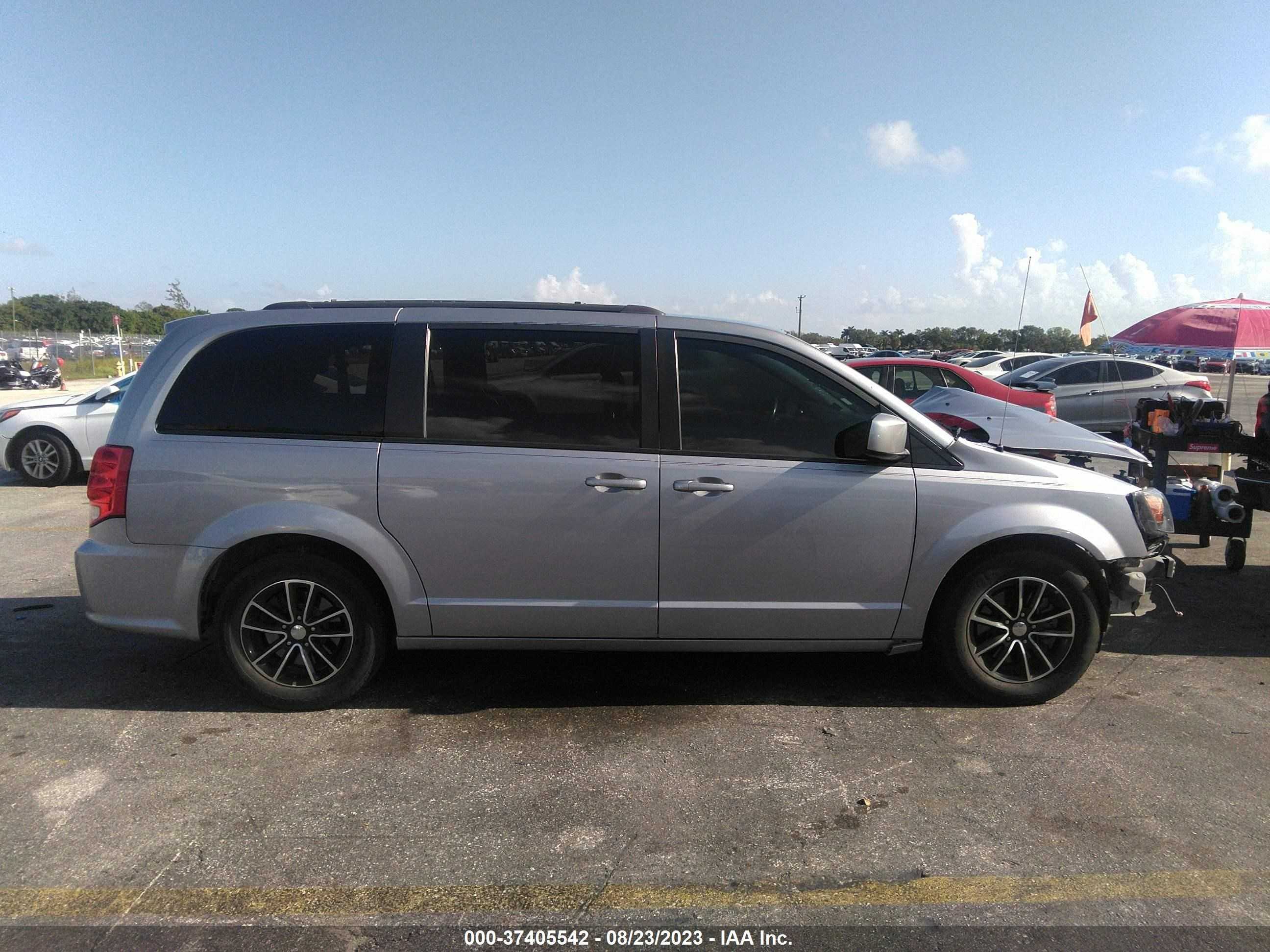 Photo 12 VIN: 2C4RDGEG3JR202283 - DODGE CARAVAN 