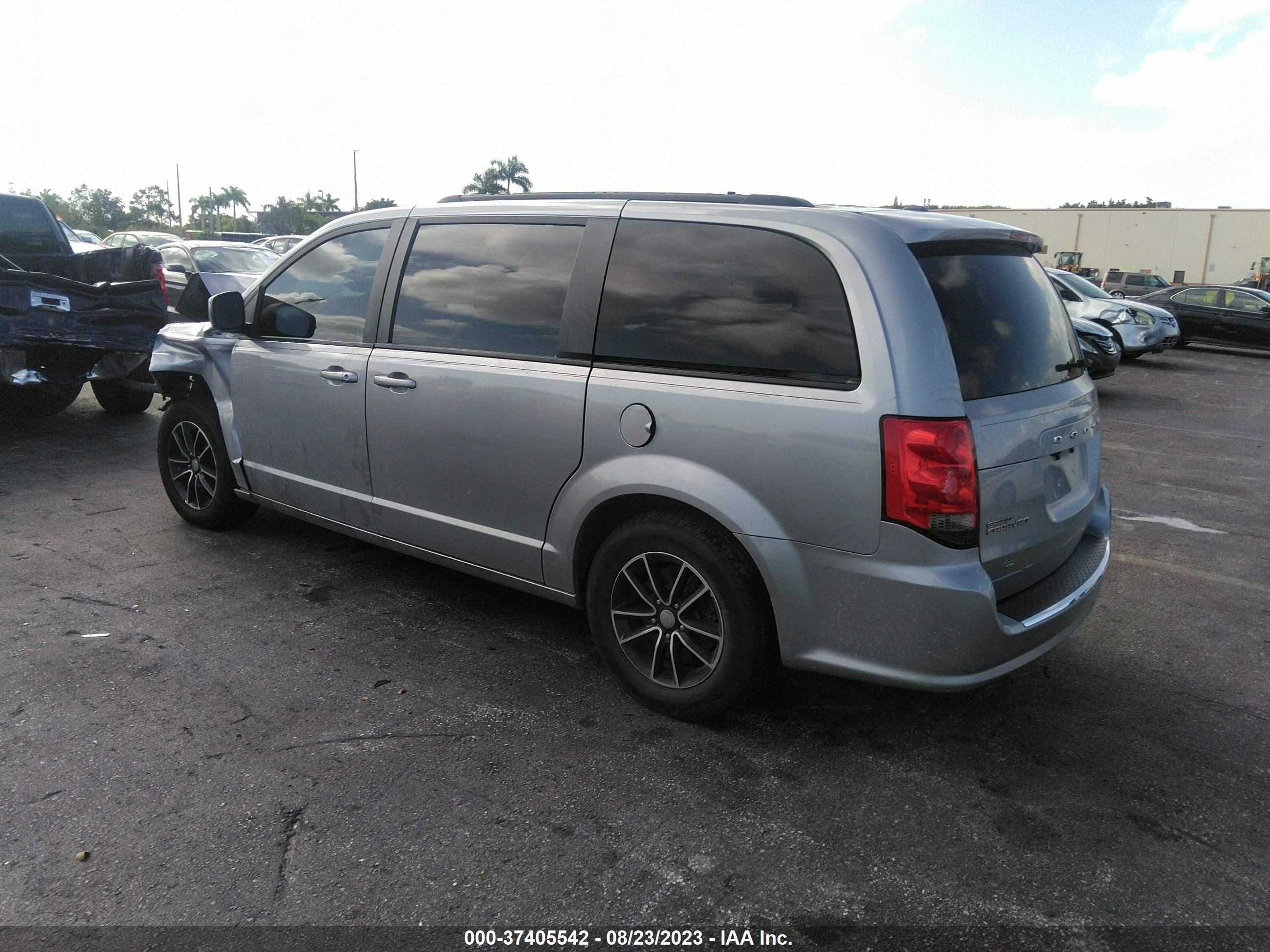 Photo 2 VIN: 2C4RDGEG3JR202283 - DODGE CARAVAN 