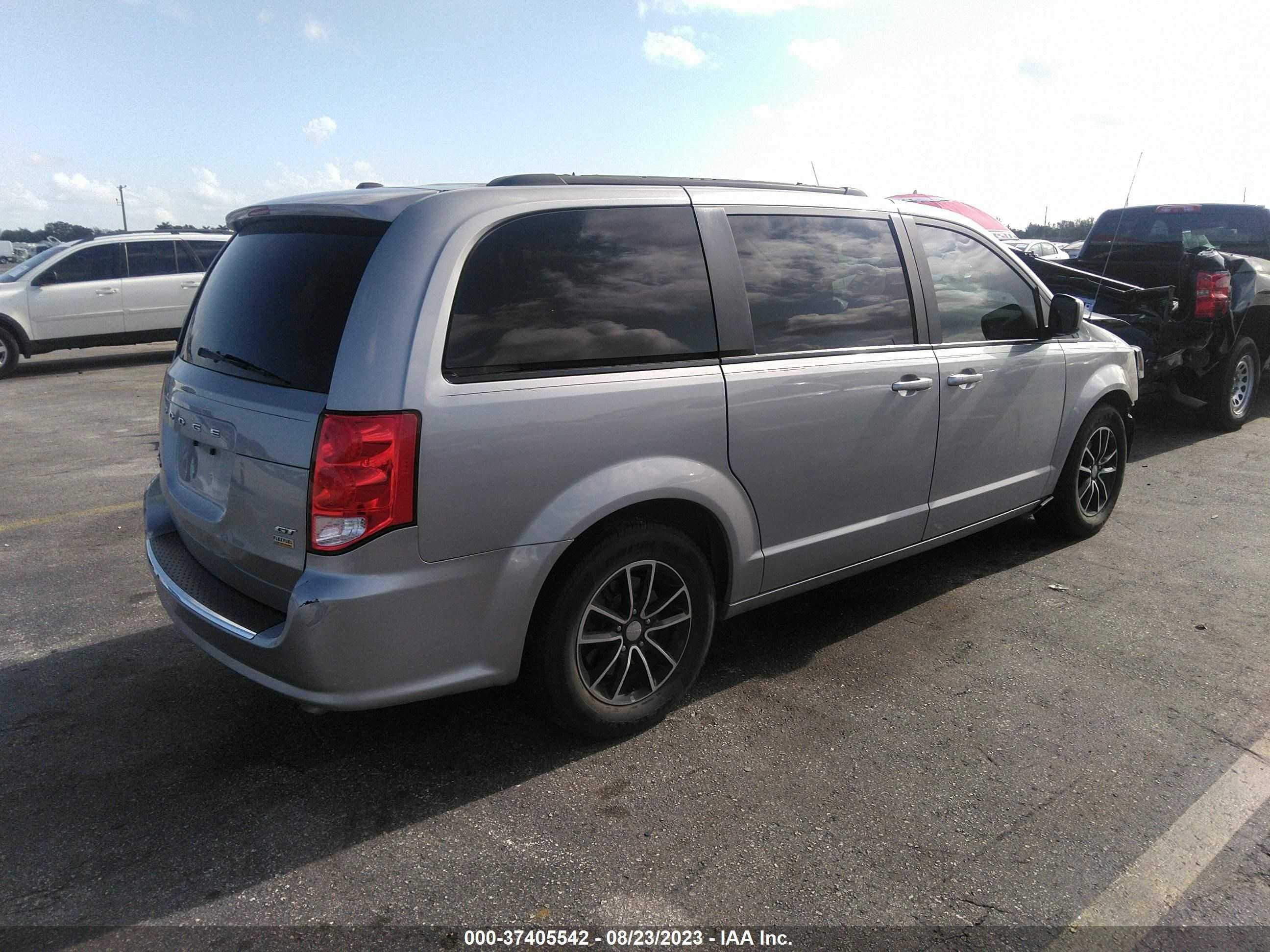 Photo 3 VIN: 2C4RDGEG3JR202283 - DODGE CARAVAN 