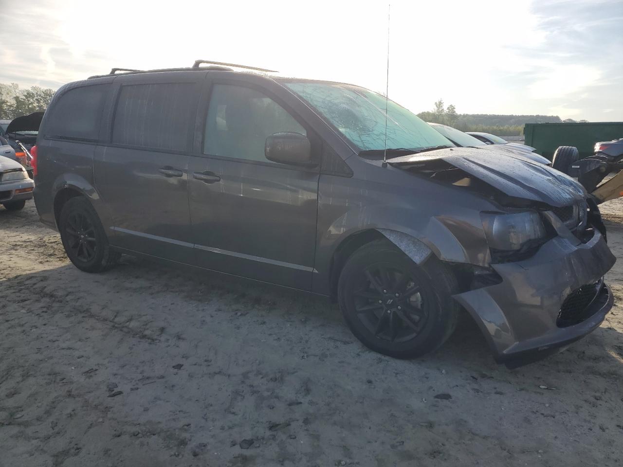 Photo 3 VIN: 2C4RDGEG4KR709422 - DODGE CARAVAN 