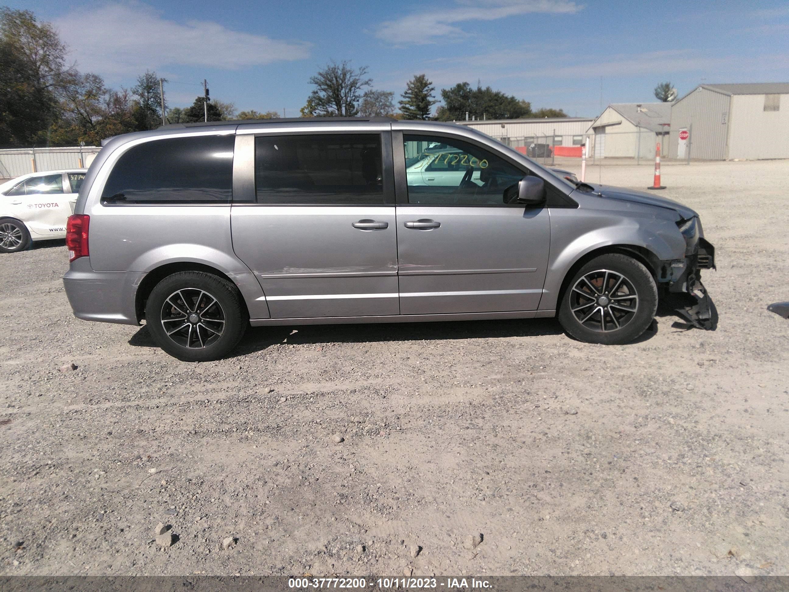 Photo 13 VIN: 2C4RDGEG7HR825920 - DODGE CARAVAN 