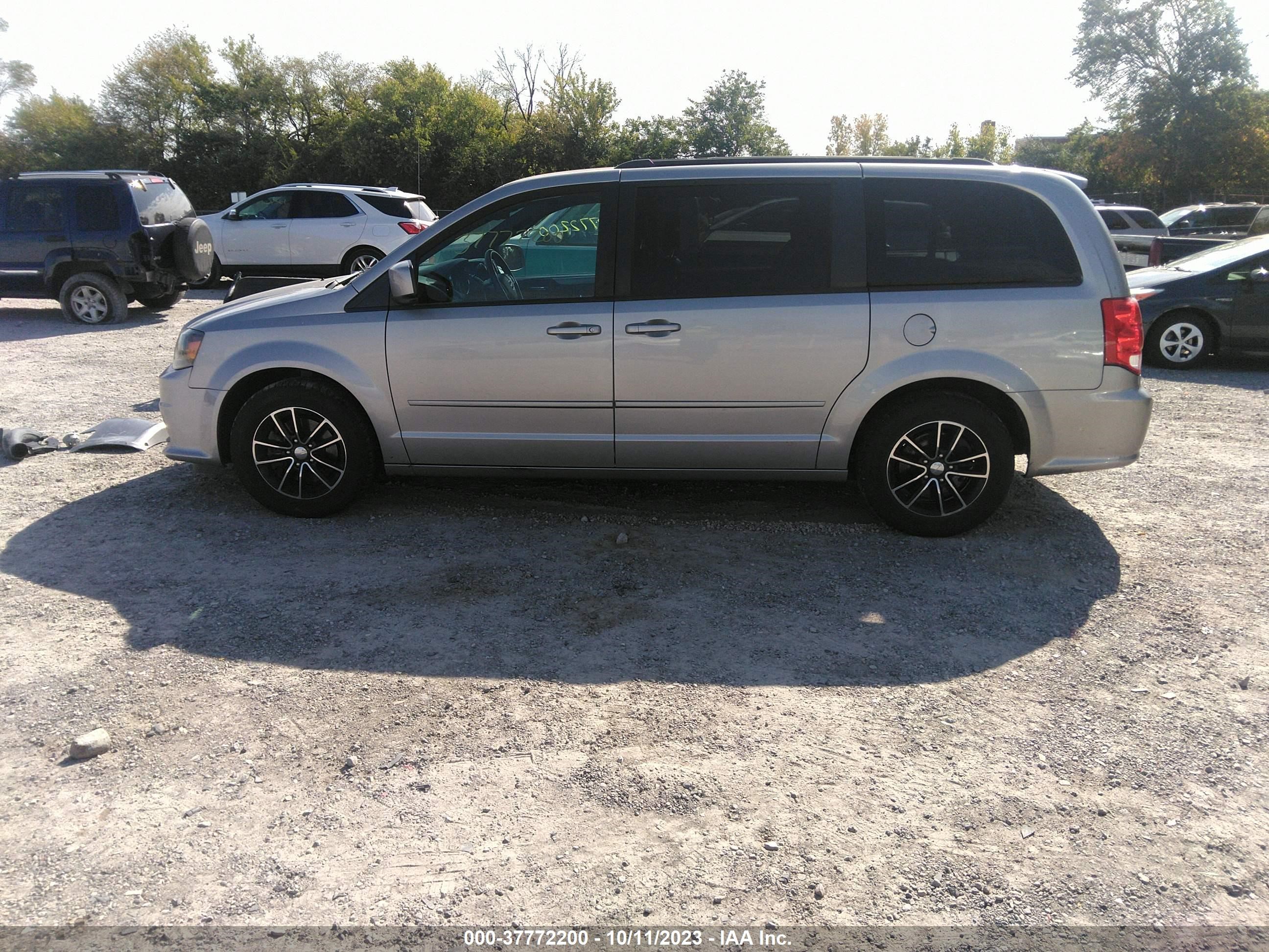 Photo 14 VIN: 2C4RDGEG7HR825920 - DODGE CARAVAN 