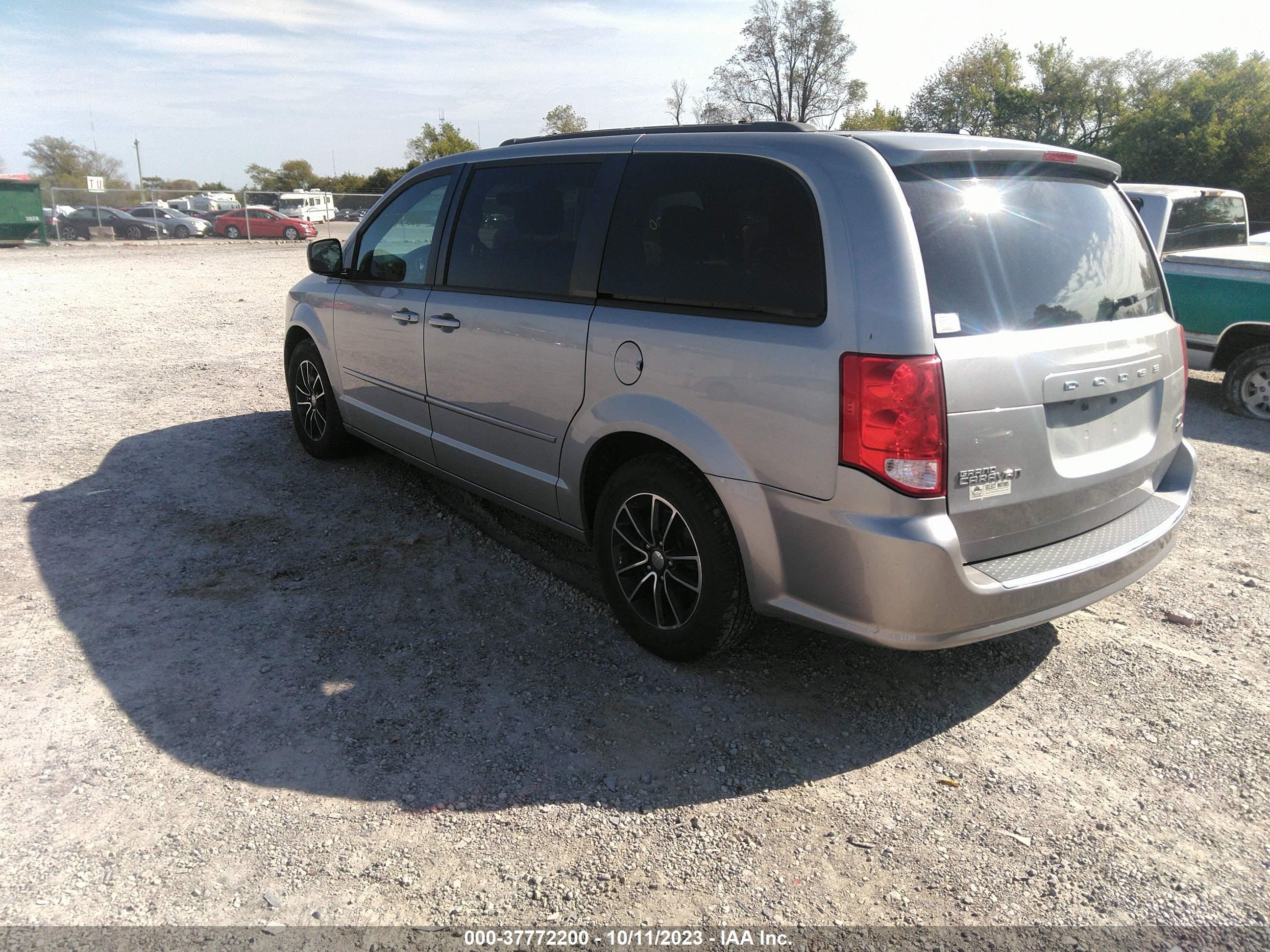 Photo 2 VIN: 2C4RDGEG7HR825920 - DODGE CARAVAN 