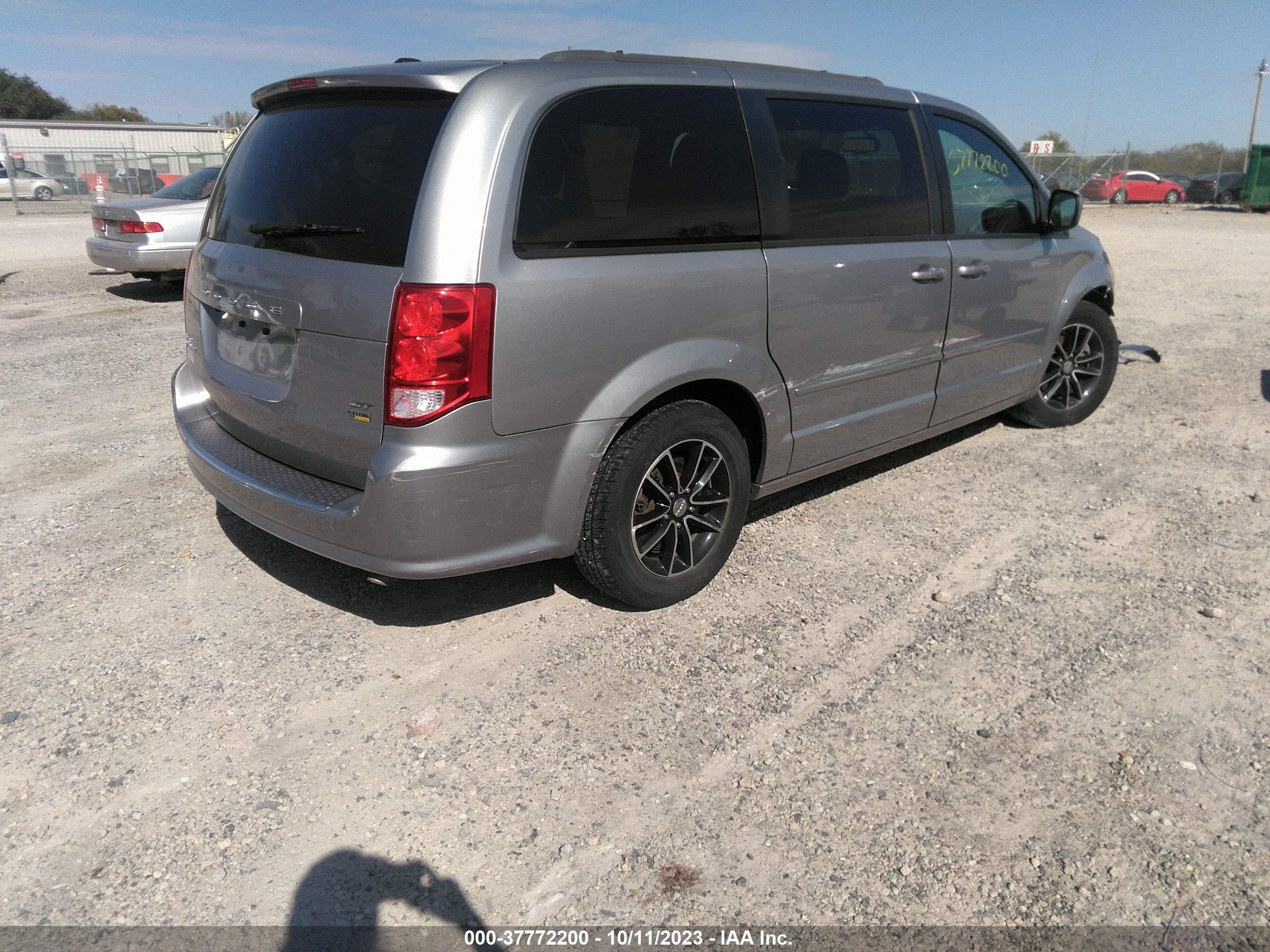 Photo 3 VIN: 2C4RDGEG7HR825920 - DODGE CARAVAN 