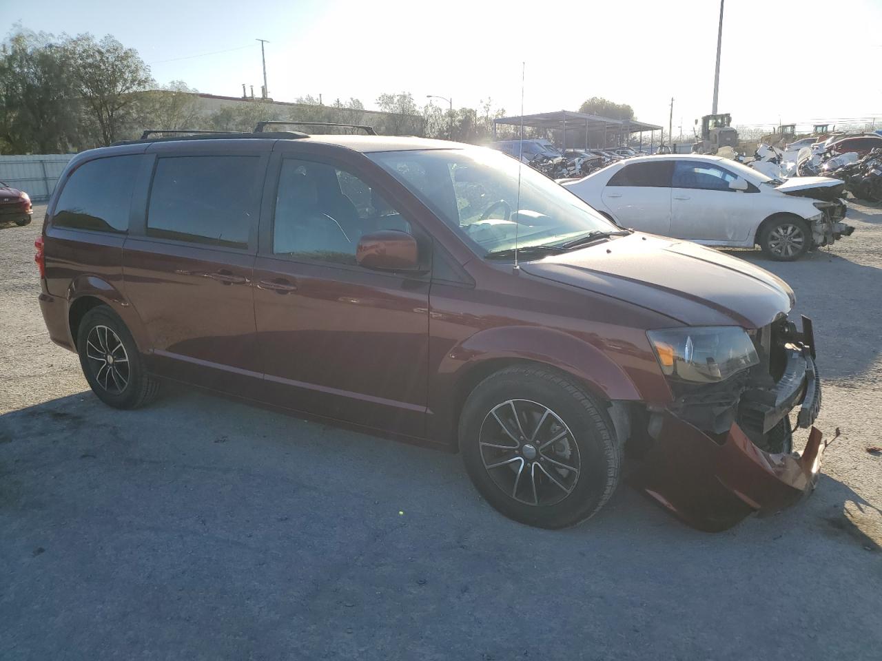 Photo 3 VIN: 2C4RDGEG7JR224027 - DODGE CARAVAN 