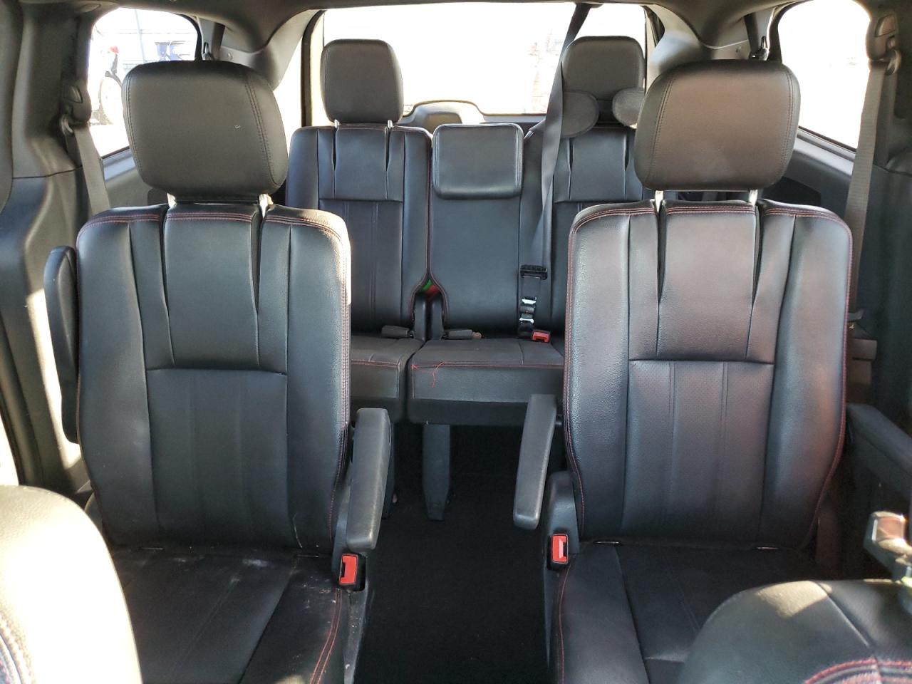 Photo 9 VIN: 2C4RDGEG7JR224027 - DODGE CARAVAN 