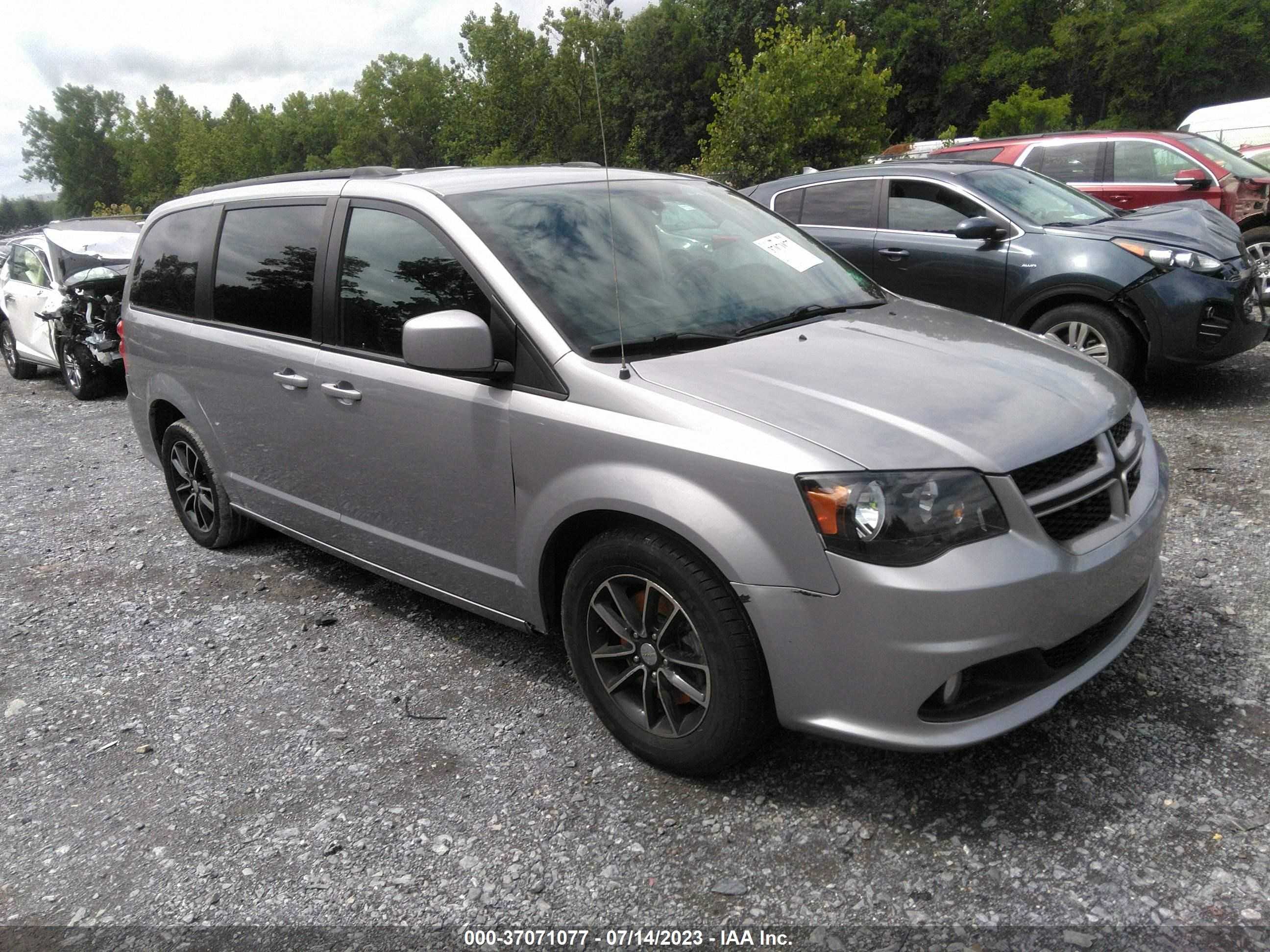 Photo 0 VIN: 2C4RDGEG7JR360691 - DODGE CARAVAN 