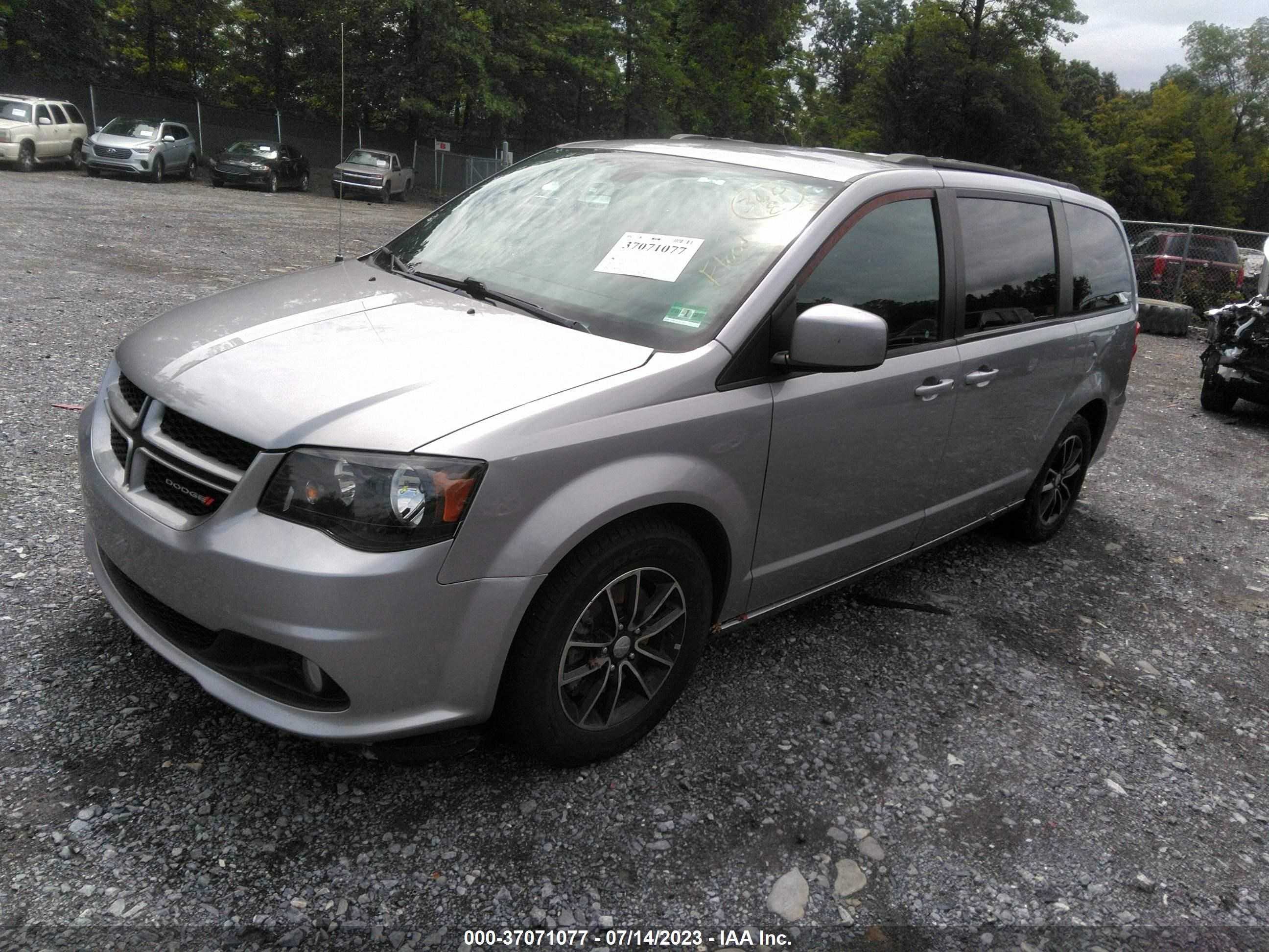 Photo 1 VIN: 2C4RDGEG7JR360691 - DODGE CARAVAN 