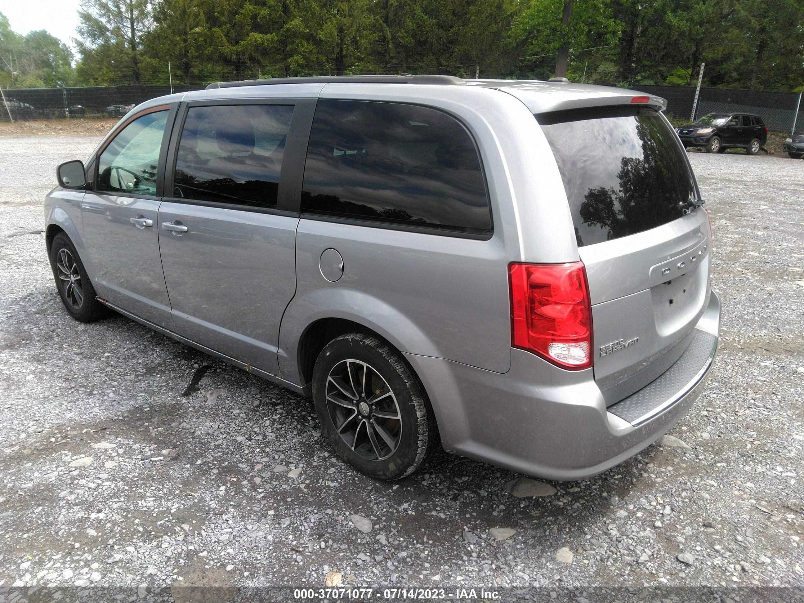 Photo 2 VIN: 2C4RDGEG7JR360691 - DODGE CARAVAN 