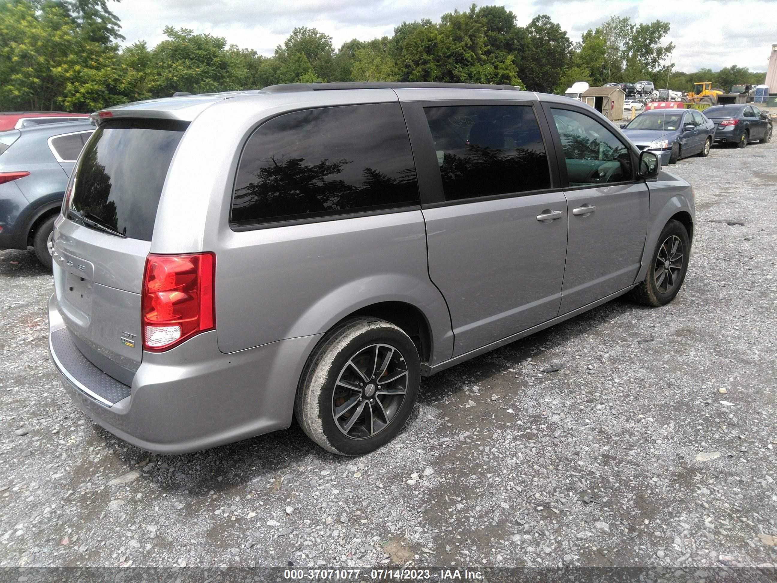 Photo 3 VIN: 2C4RDGEG7JR360691 - DODGE CARAVAN 