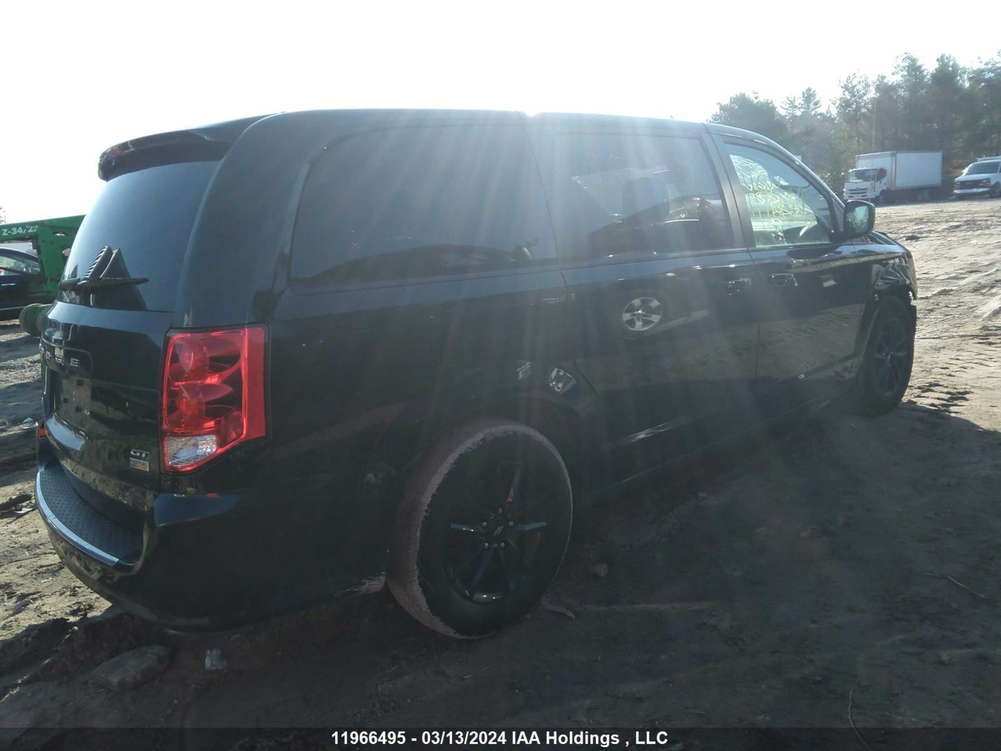 Photo 13 VIN: 2C4RDGEG7KR677419 - DODGE CARAVAN 