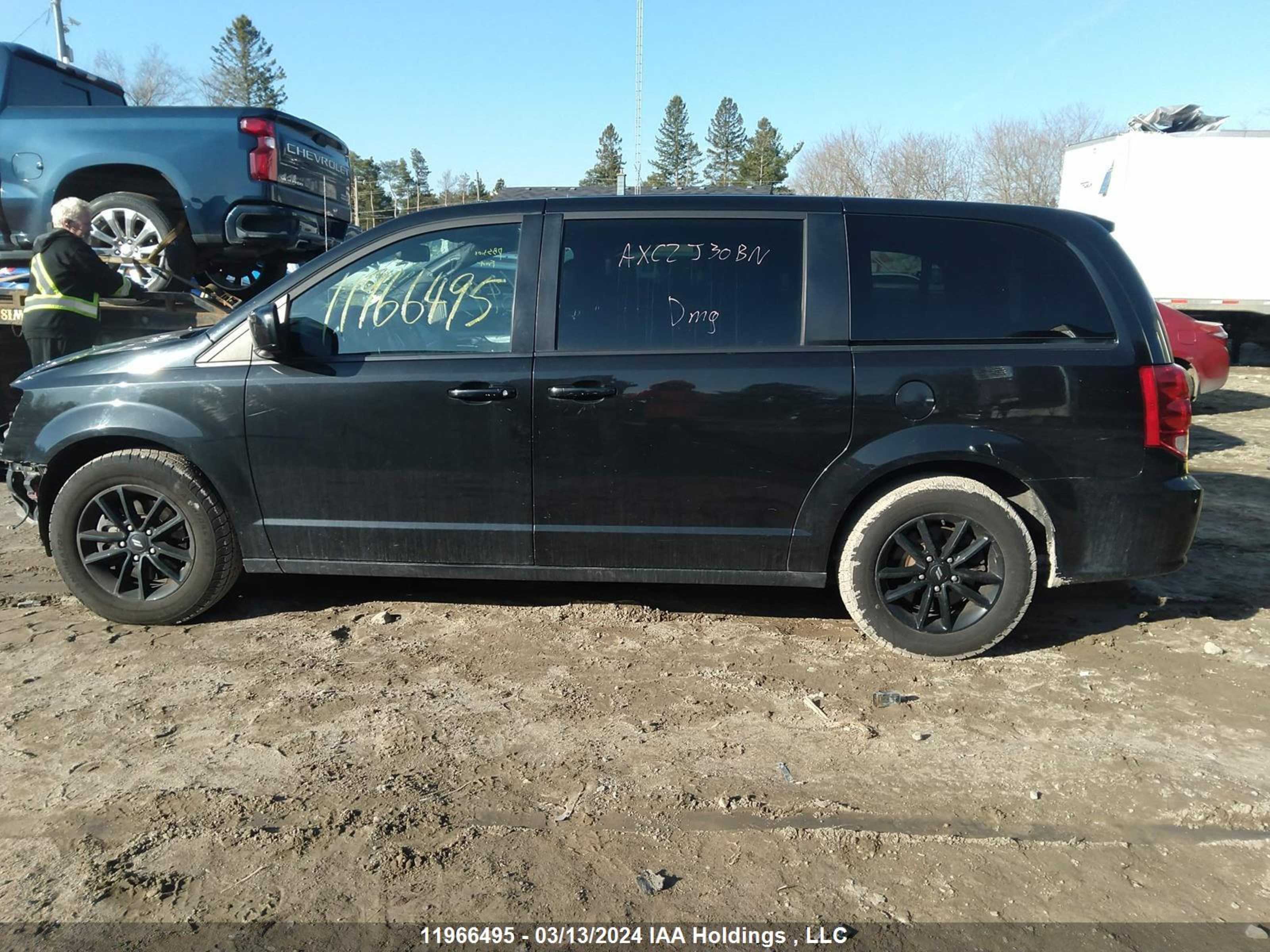 Photo 14 VIN: 2C4RDGEG7KR677419 - DODGE CARAVAN 