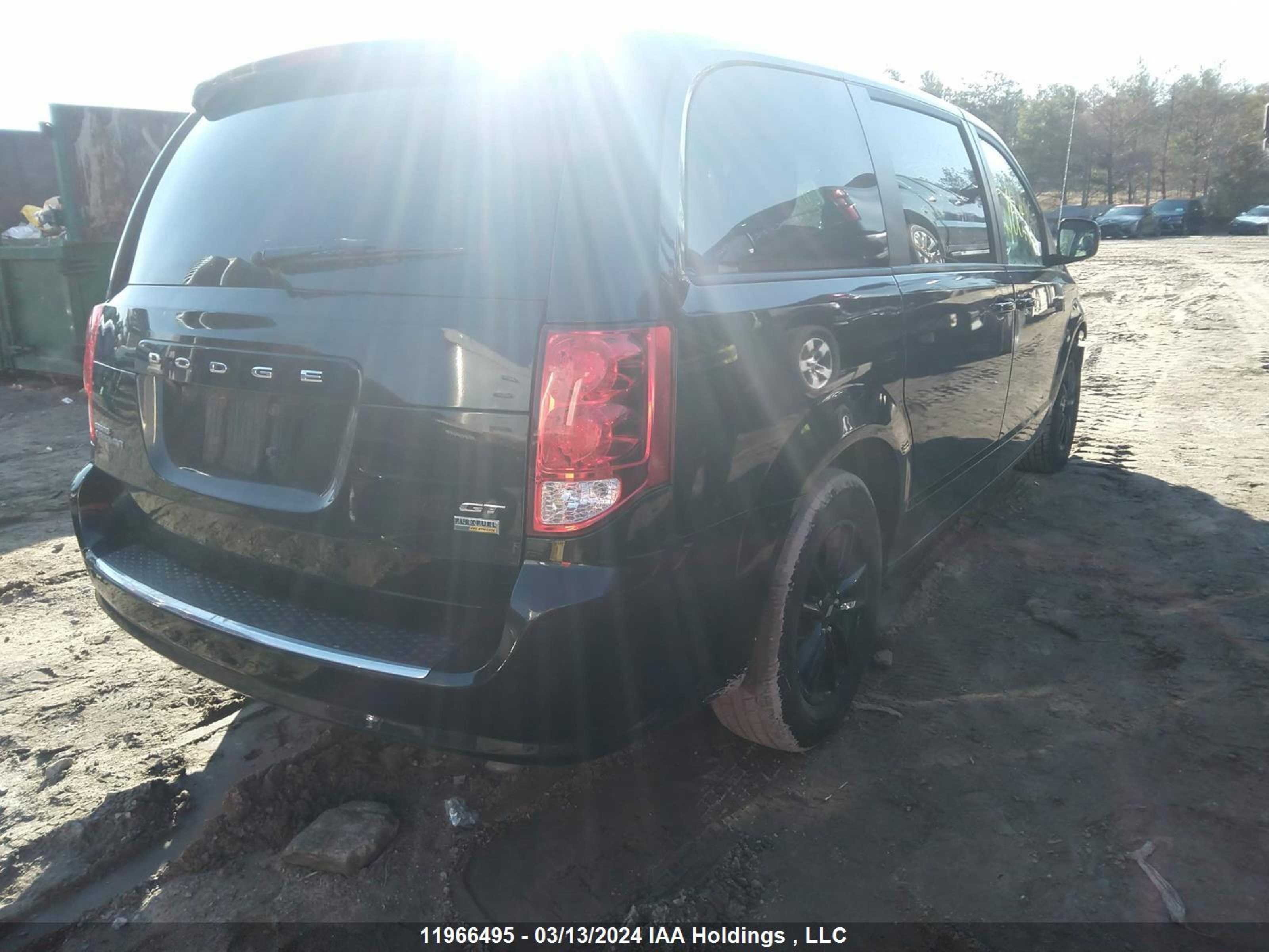 Photo 3 VIN: 2C4RDGEG7KR677419 - DODGE CARAVAN 