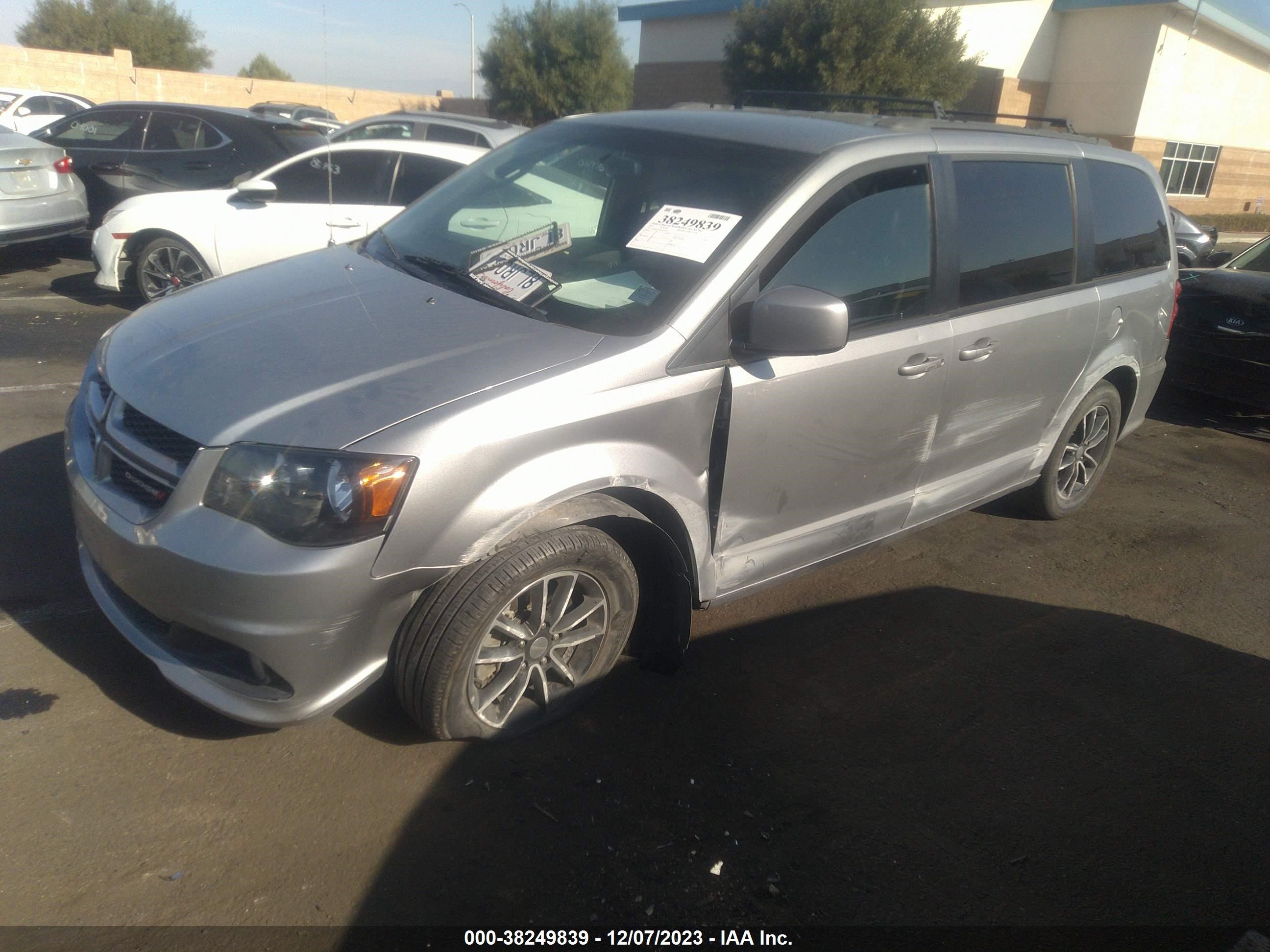 Photo 1 VIN: 2C4RDGEG8JR242259 - DODGE CARAVAN 