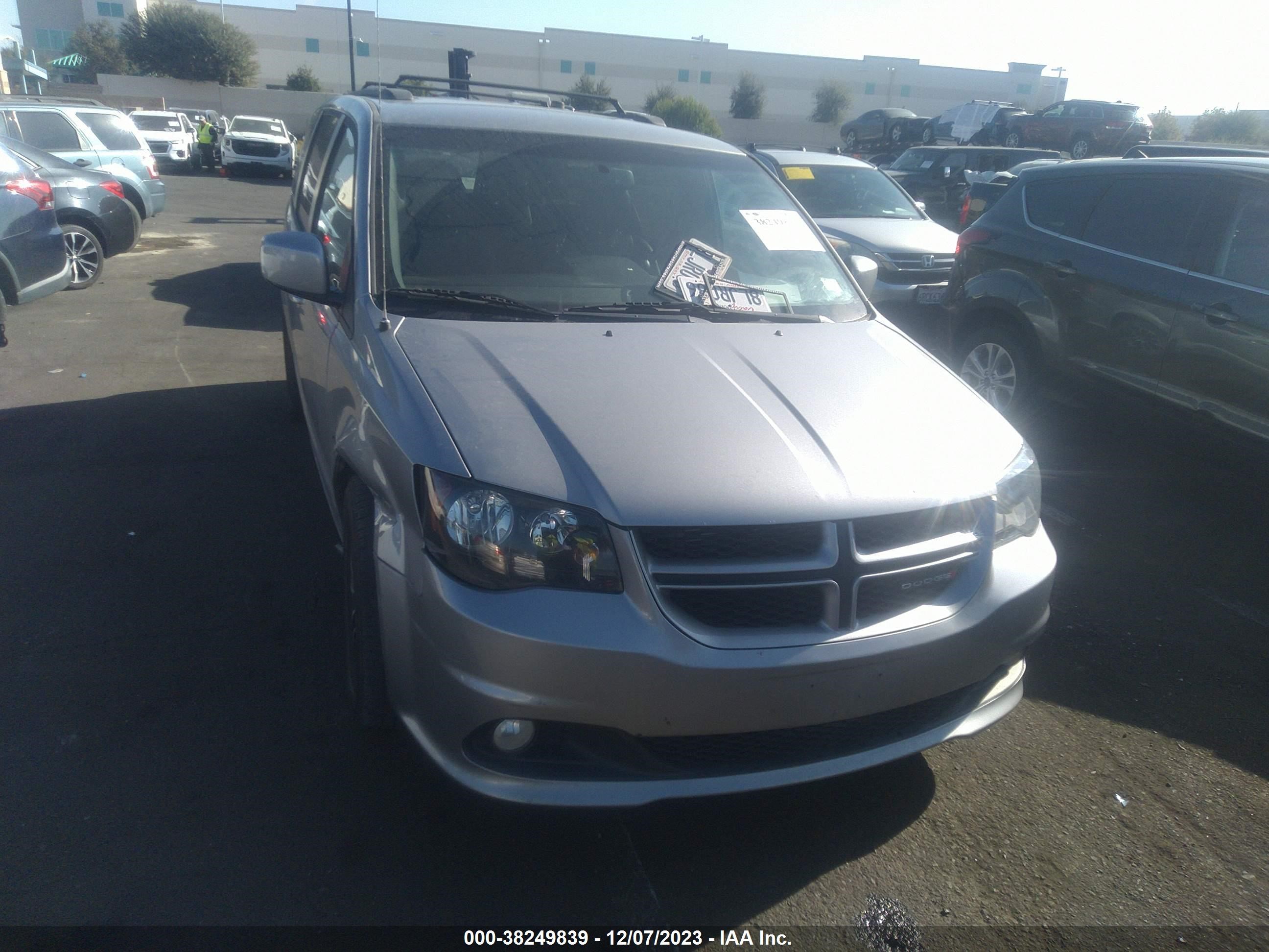 Photo 11 VIN: 2C4RDGEG8JR242259 - DODGE CARAVAN 