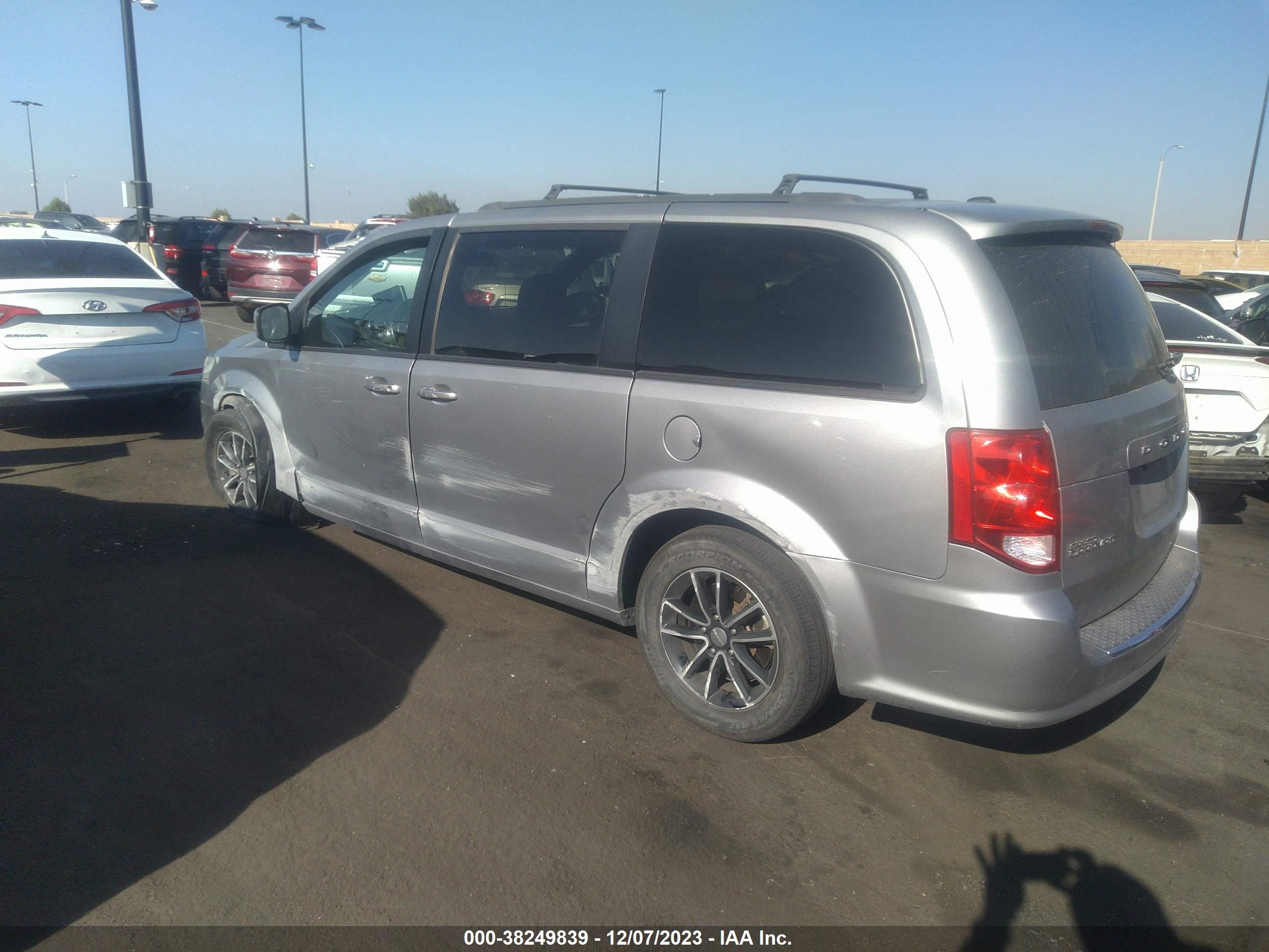 Photo 13 VIN: 2C4RDGEG8JR242259 - DODGE CARAVAN 