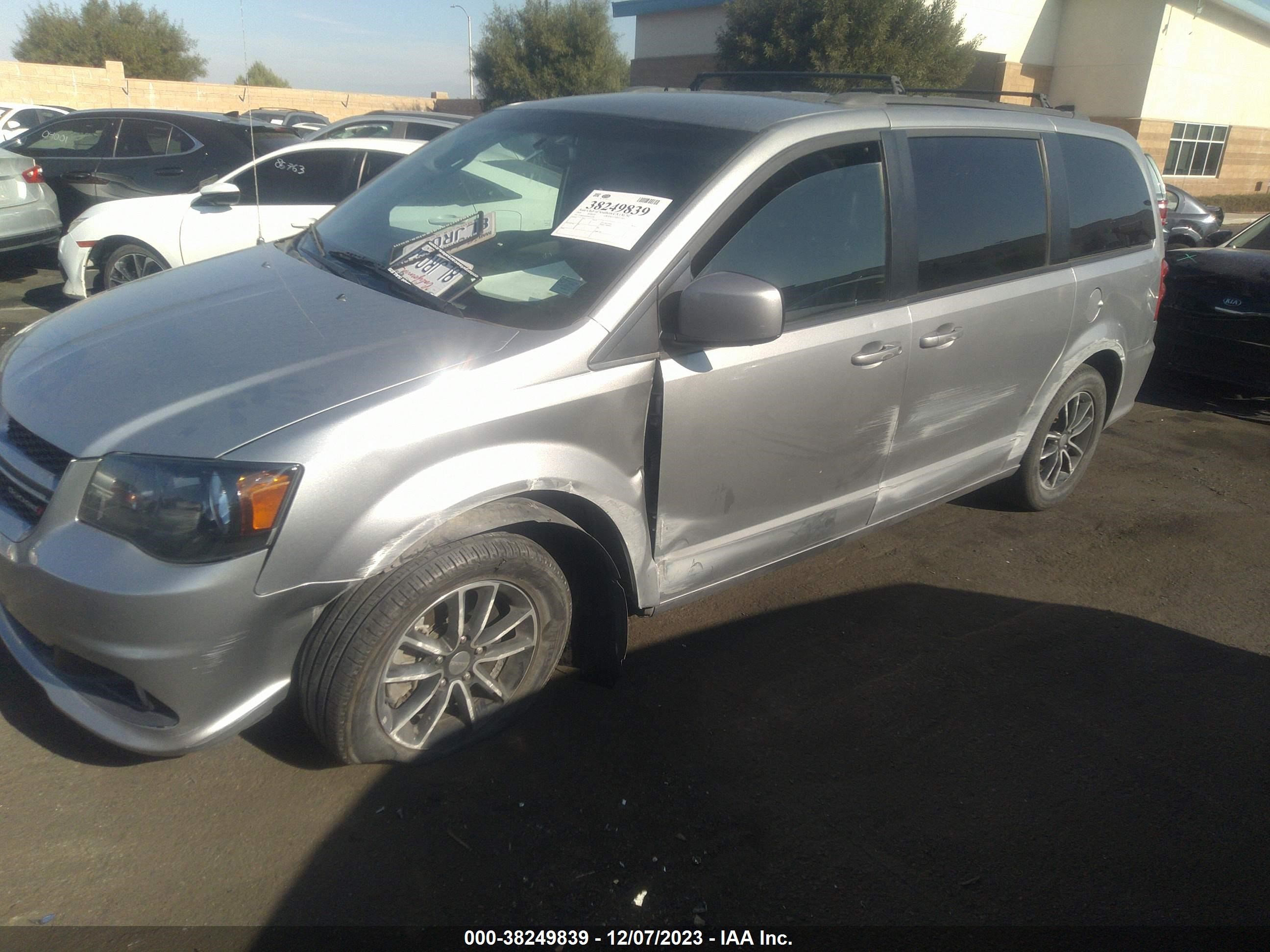 Photo 5 VIN: 2C4RDGEG8JR242259 - DODGE CARAVAN 