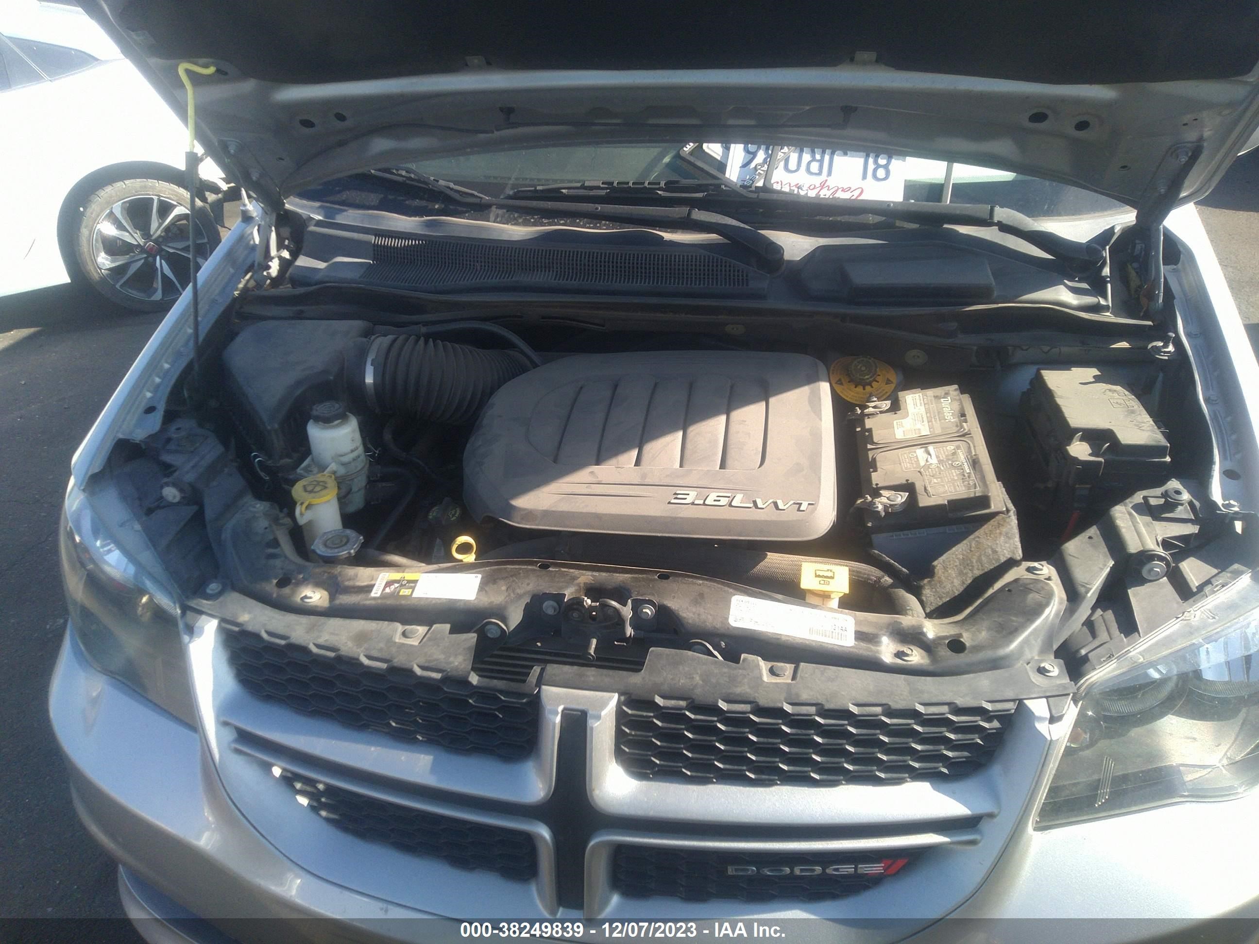 Photo 9 VIN: 2C4RDGEG8JR242259 - DODGE CARAVAN 