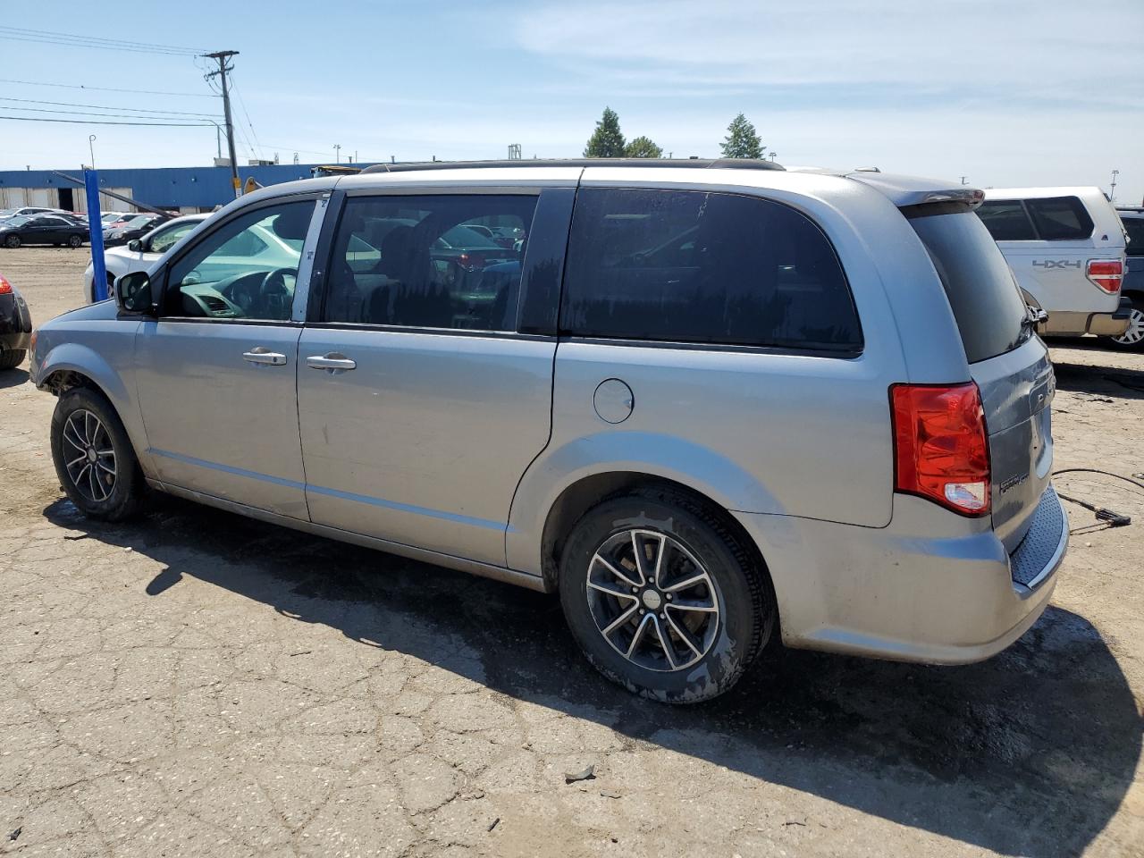 Photo 1 VIN: 2C4RDGEG8JR327361 - DODGE CARAVAN 