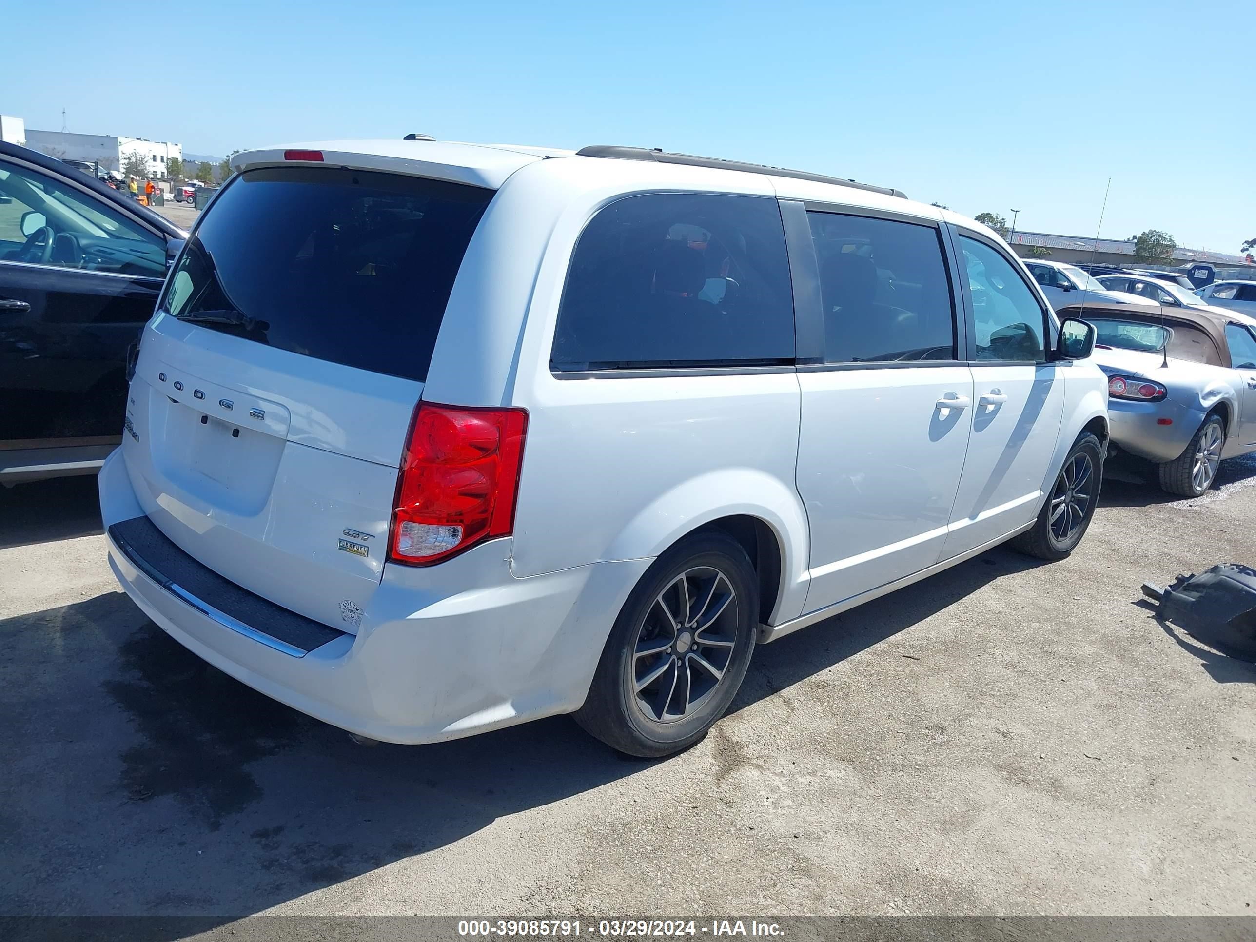 Photo 3 VIN: 2C4RDGEG9JR150576 - DODGE CARAVAN 