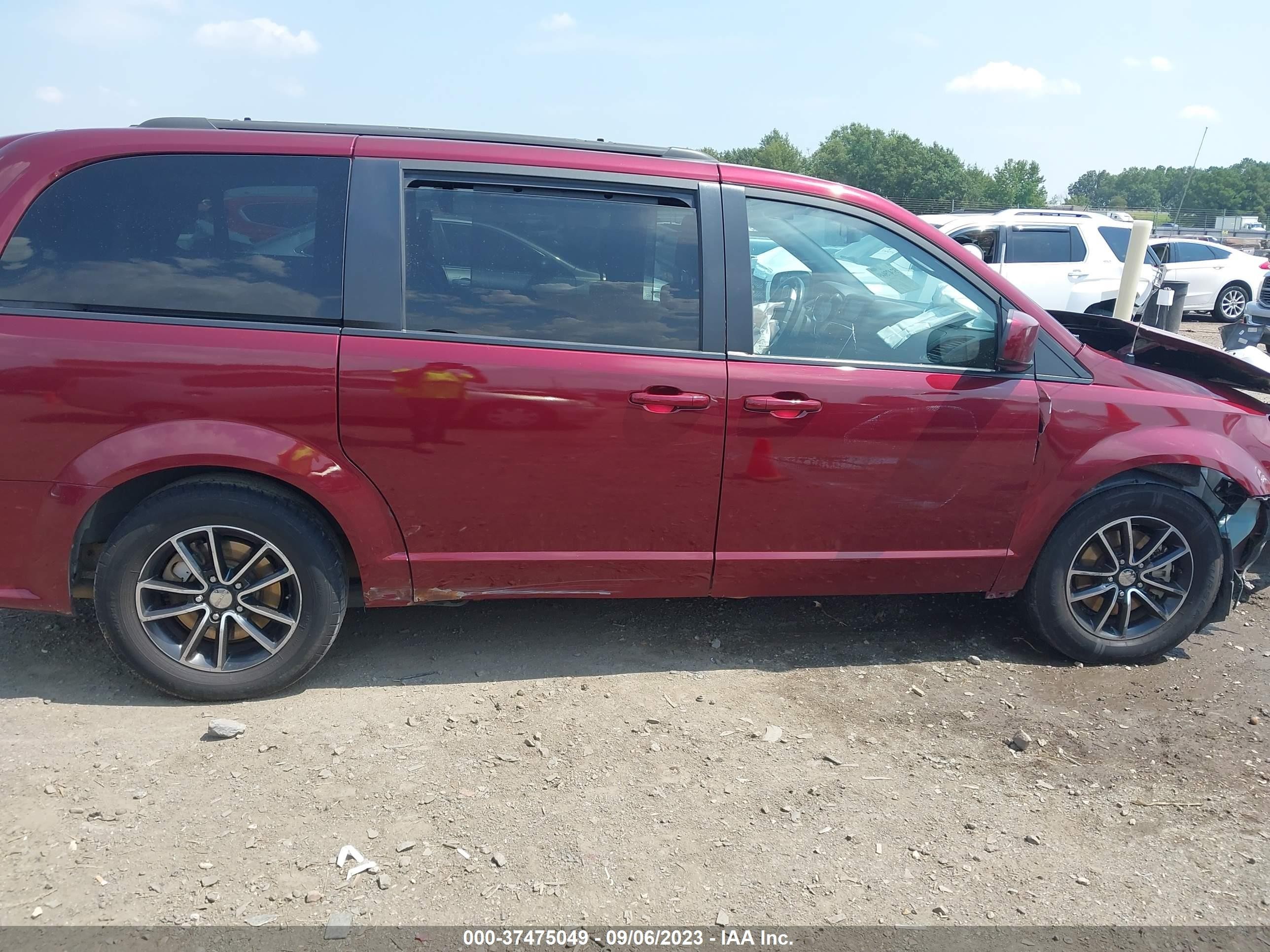 Photo 13 VIN: 2C4RDGEG9JR220934 - DODGE CARAVAN 