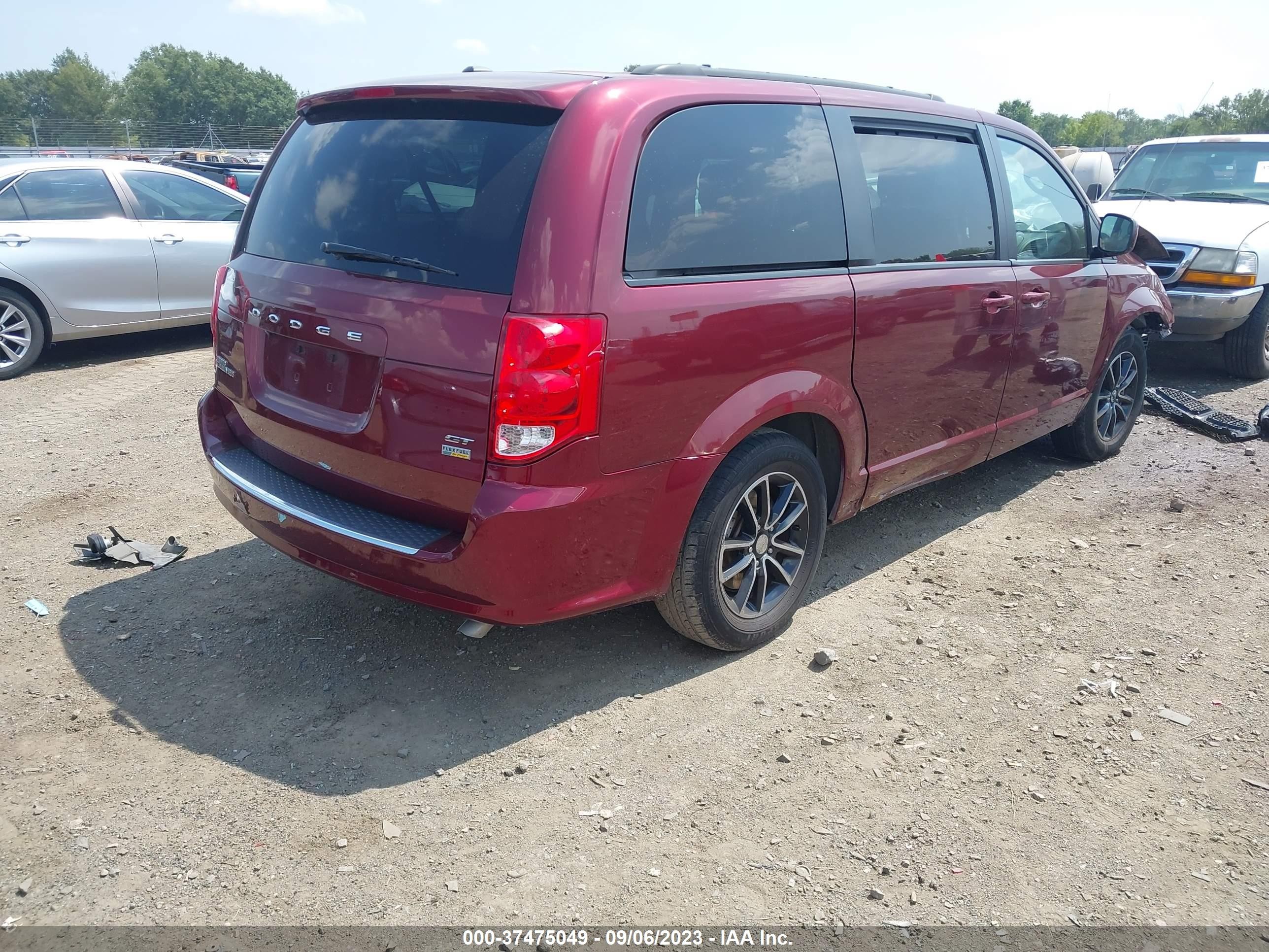 Photo 3 VIN: 2C4RDGEG9JR220934 - DODGE CARAVAN 