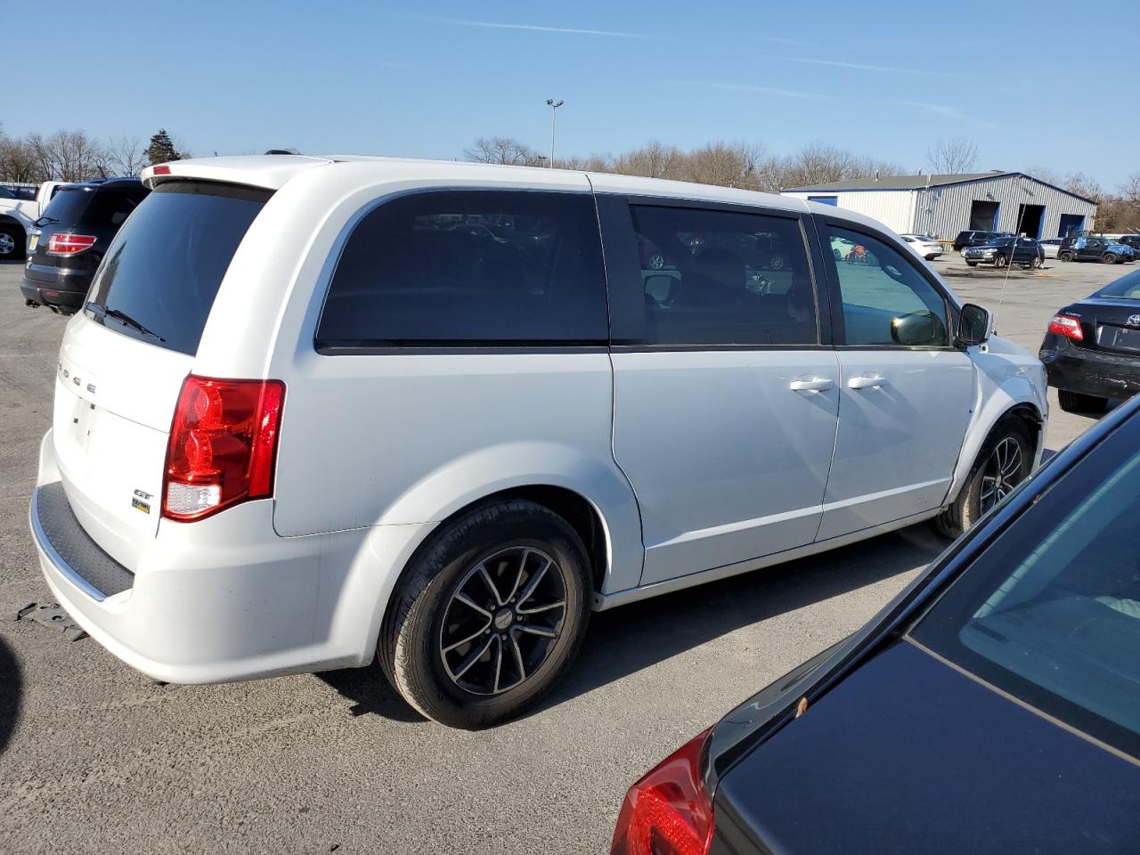 Photo 2 VIN: 2C4RDGEGXJR280866 - DODGE CARAVAN 