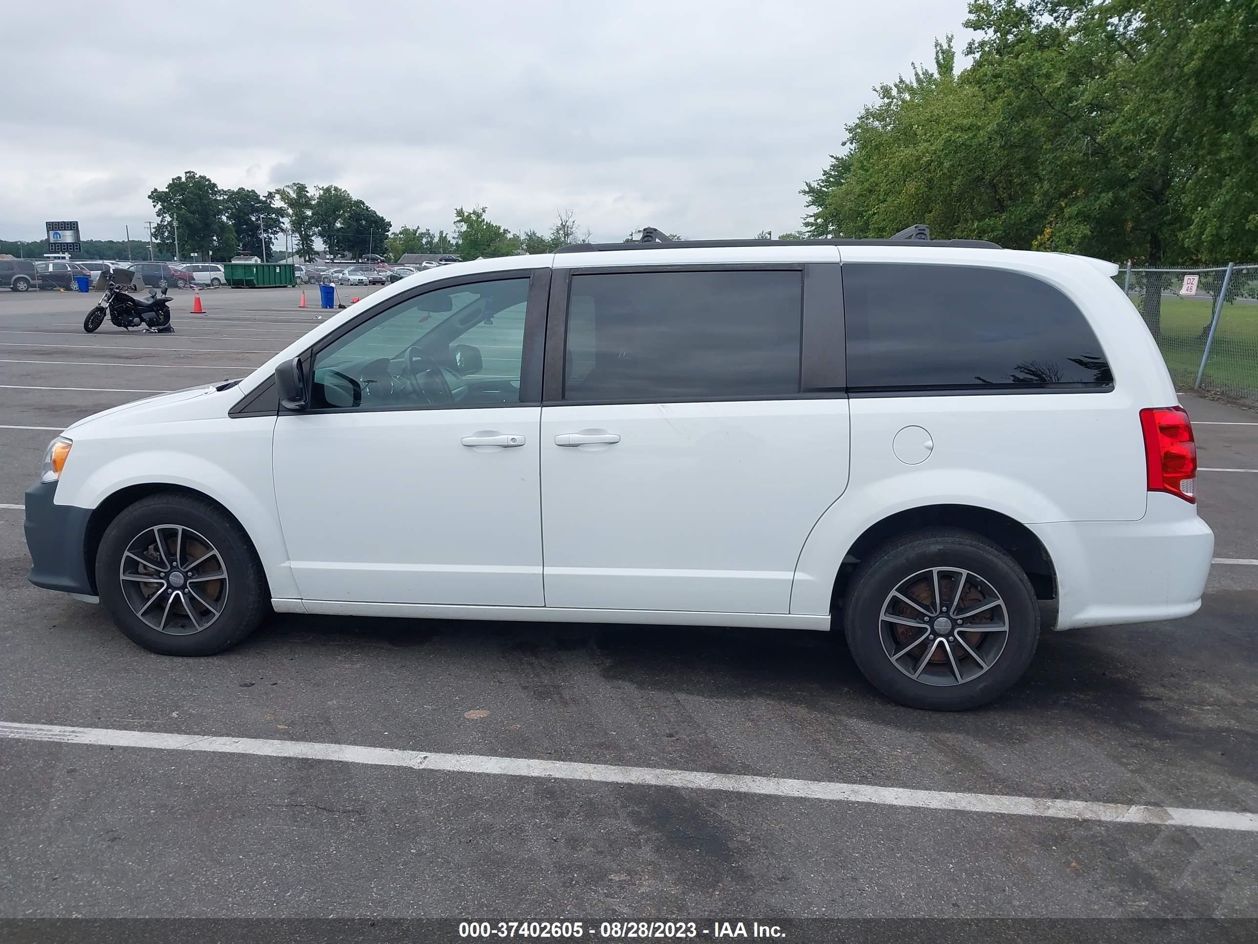 Photo 13 VIN: 2C4RDGEGXJR324963 - DODGE CARAVAN 