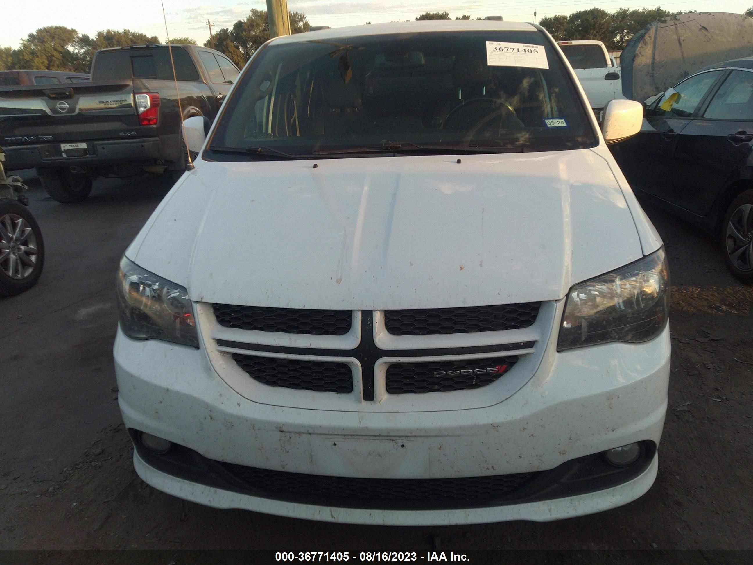 Photo 11 VIN: 2C4RDGEGXJR344713 - DODGE CARAVAN 