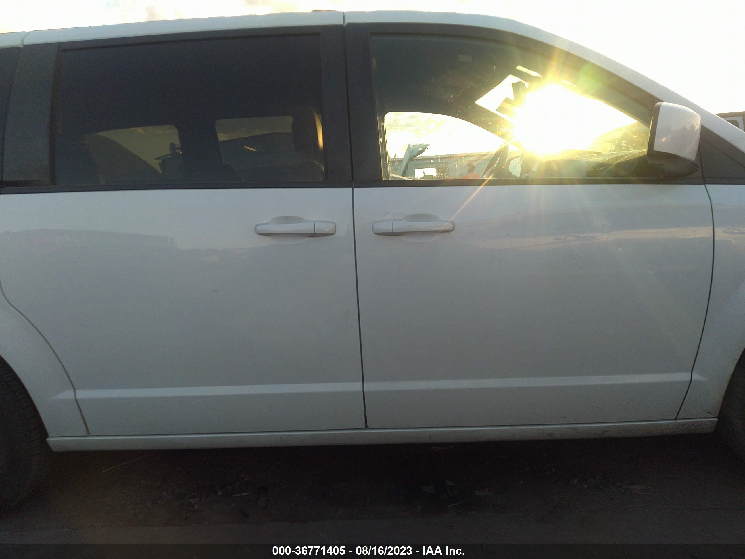 Photo 12 VIN: 2C4RDGEGXJR344713 - DODGE CARAVAN 