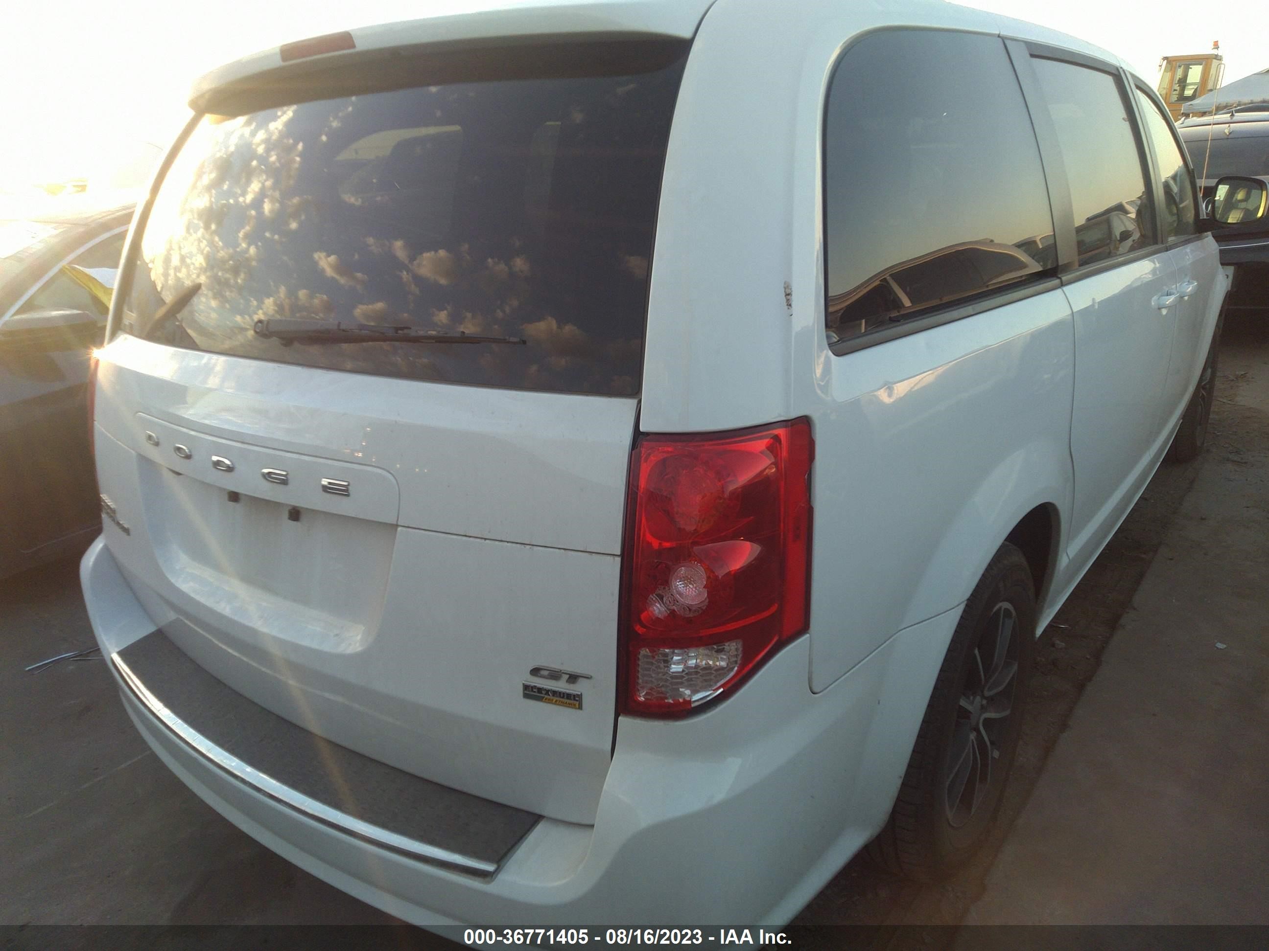 Photo 3 VIN: 2C4RDGEGXJR344713 - DODGE CARAVAN 