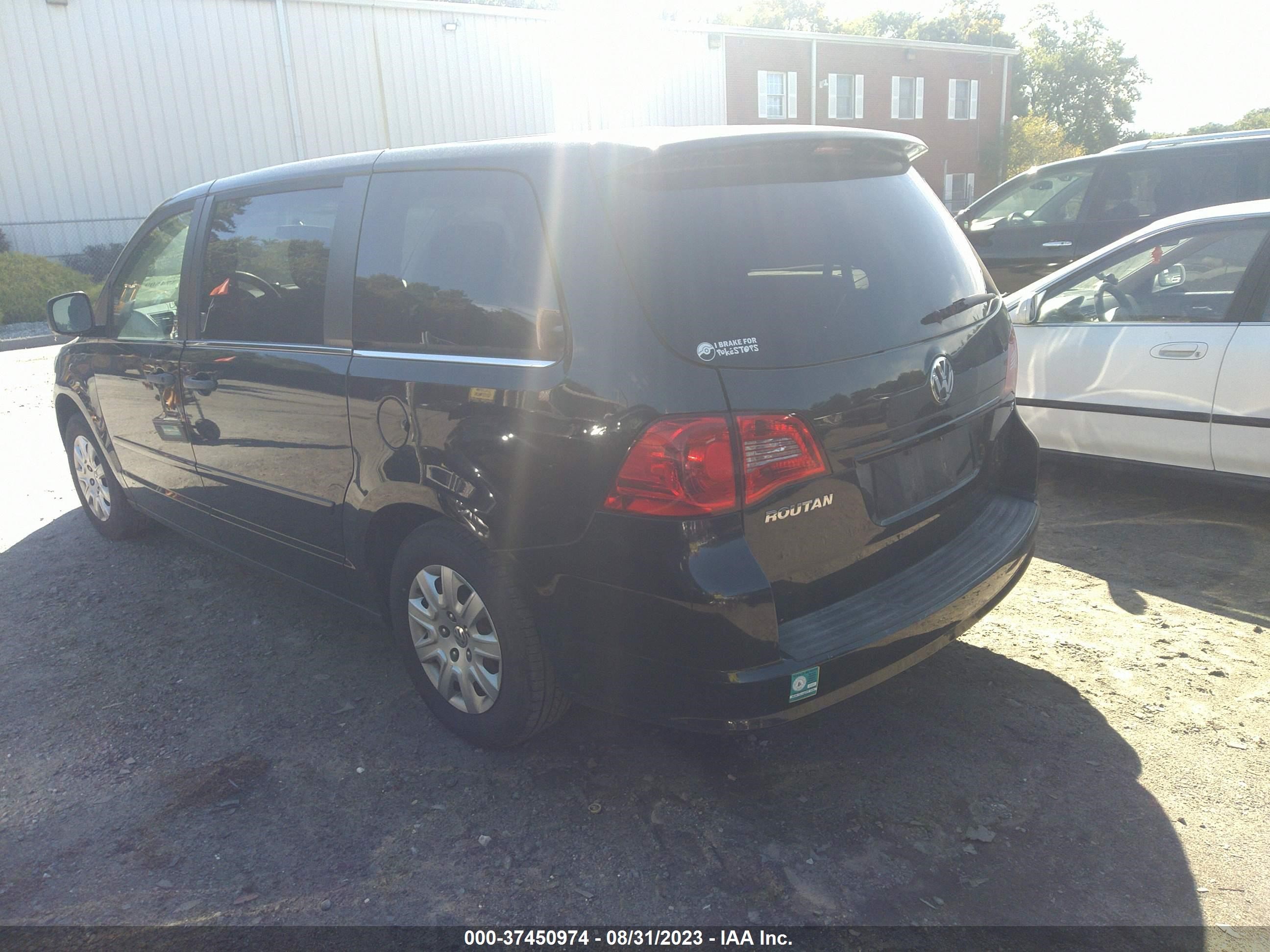 Photo 2 VIN: 2C4RVAAG0DR725412 - VOLKSWAGEN ROUTAN 