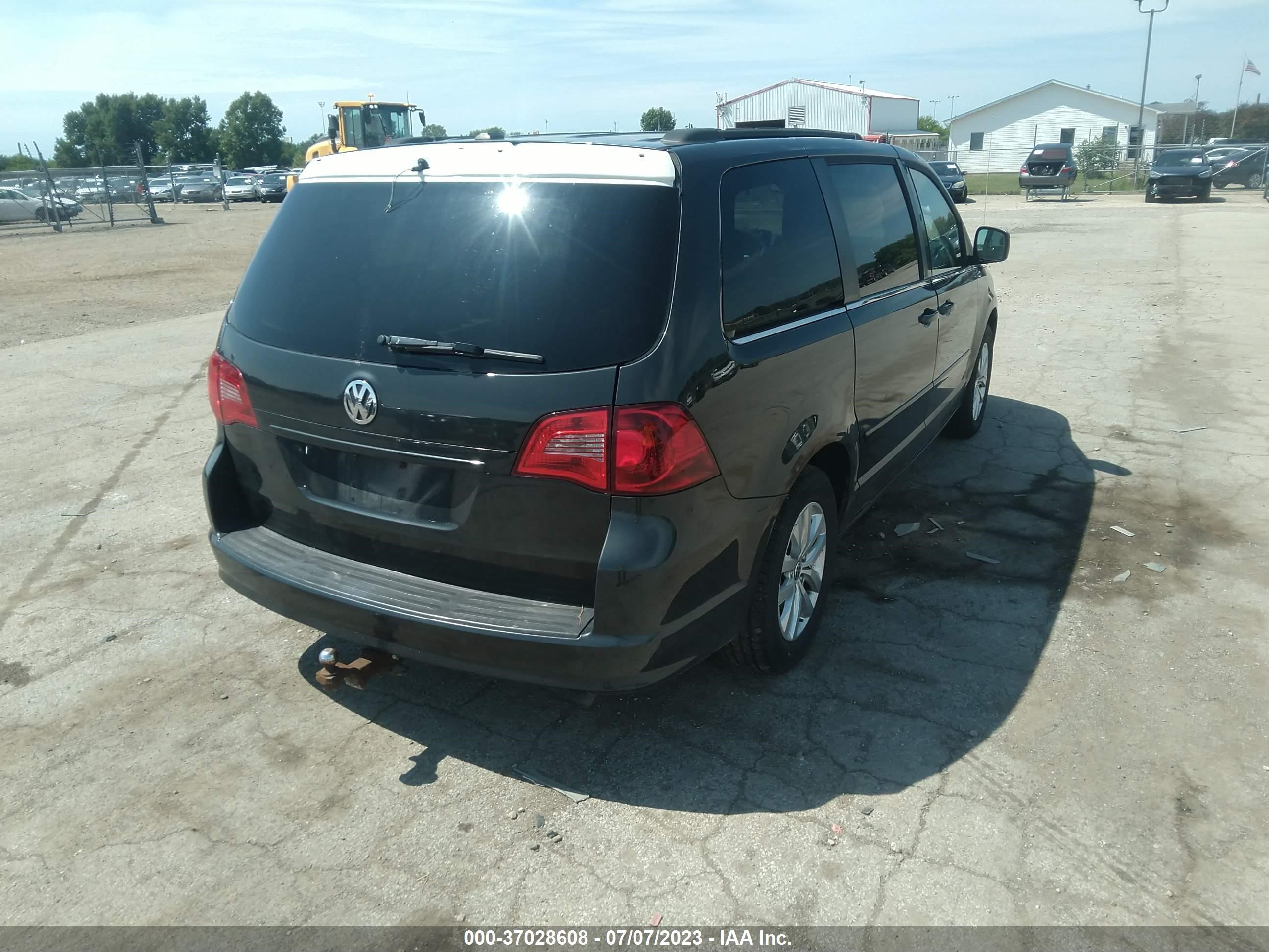 Photo 3 VIN: 2C4RVABG0CR276388 - VOLKSWAGEN ROUTAN 