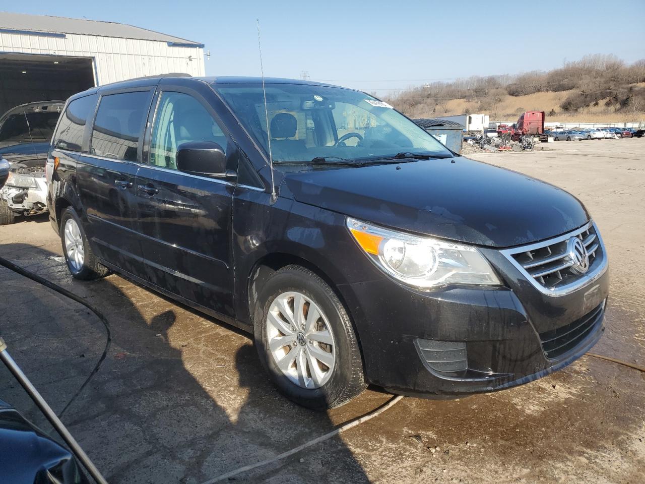 Photo 3 VIN: 2C4RVABG3DR725533 - VOLKSWAGEN ROUTAN 