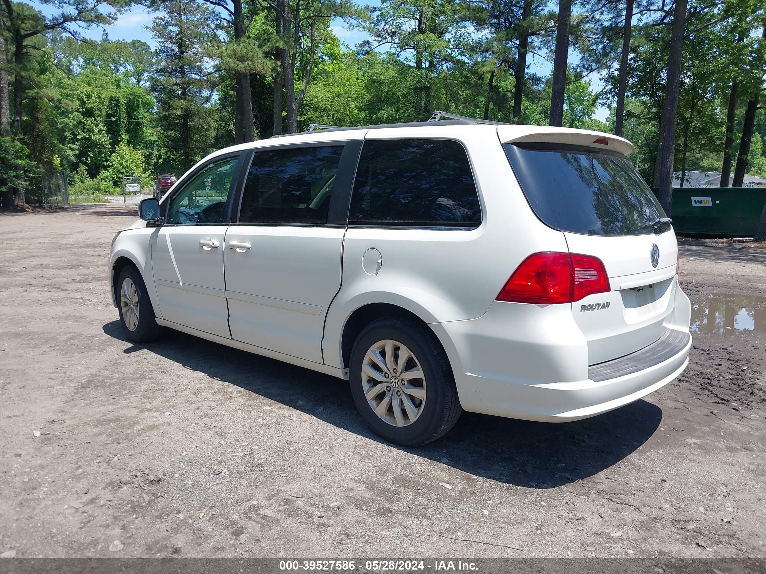 Photo 2 VIN: 2C4RVABG5CR276841 - VOLKSWAGEN ROUTAN 