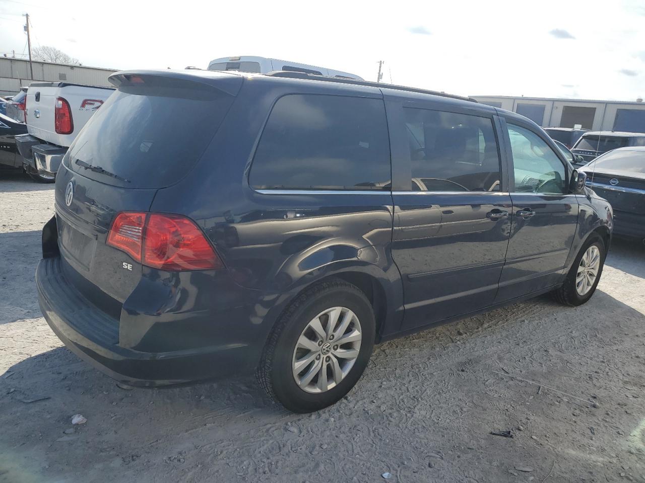 Photo 2 VIN: 2C4RVABG9ER134544 - VOLKSWAGEN ROUTAN 