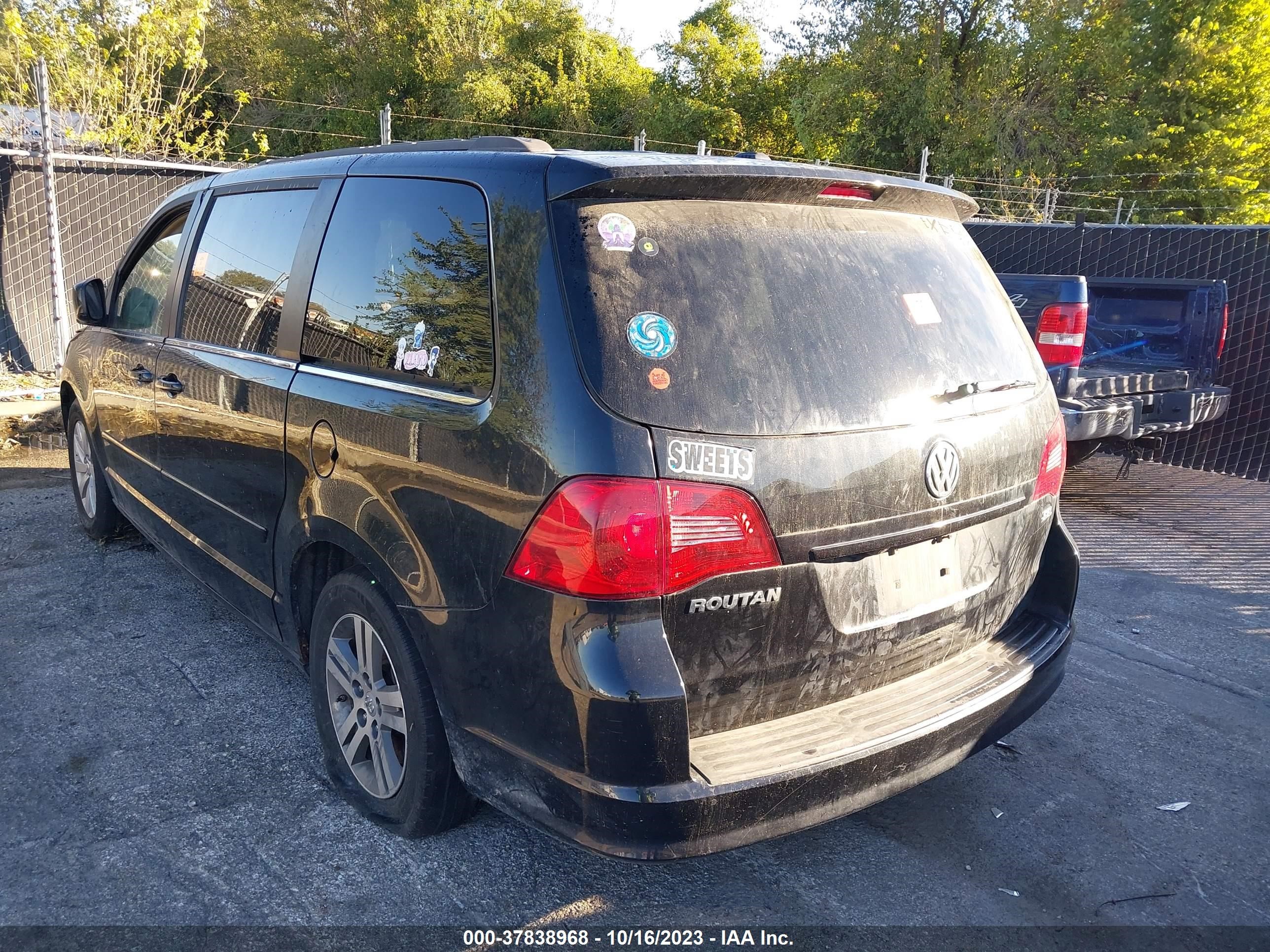 Photo 2 VIN: 2C4RVACG1CR391435 - VOLKSWAGEN ROUTAN 