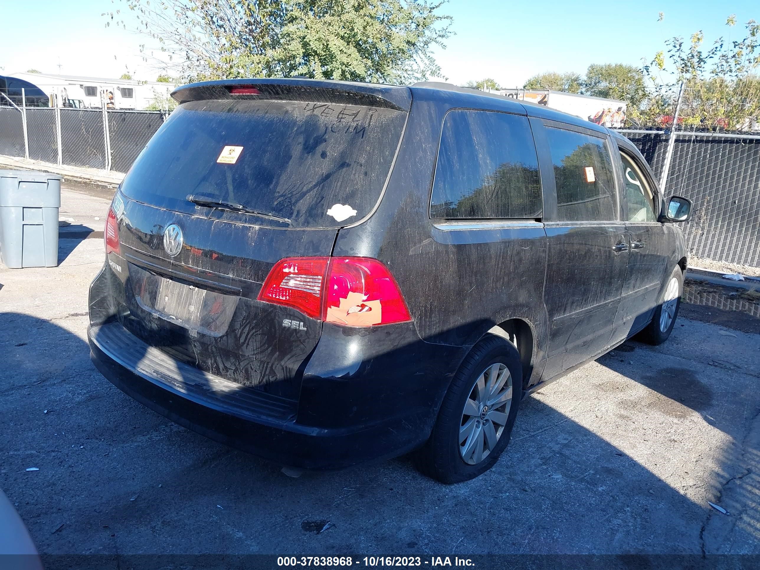 Photo 3 VIN: 2C4RVACG1CR391435 - VOLKSWAGEN ROUTAN 