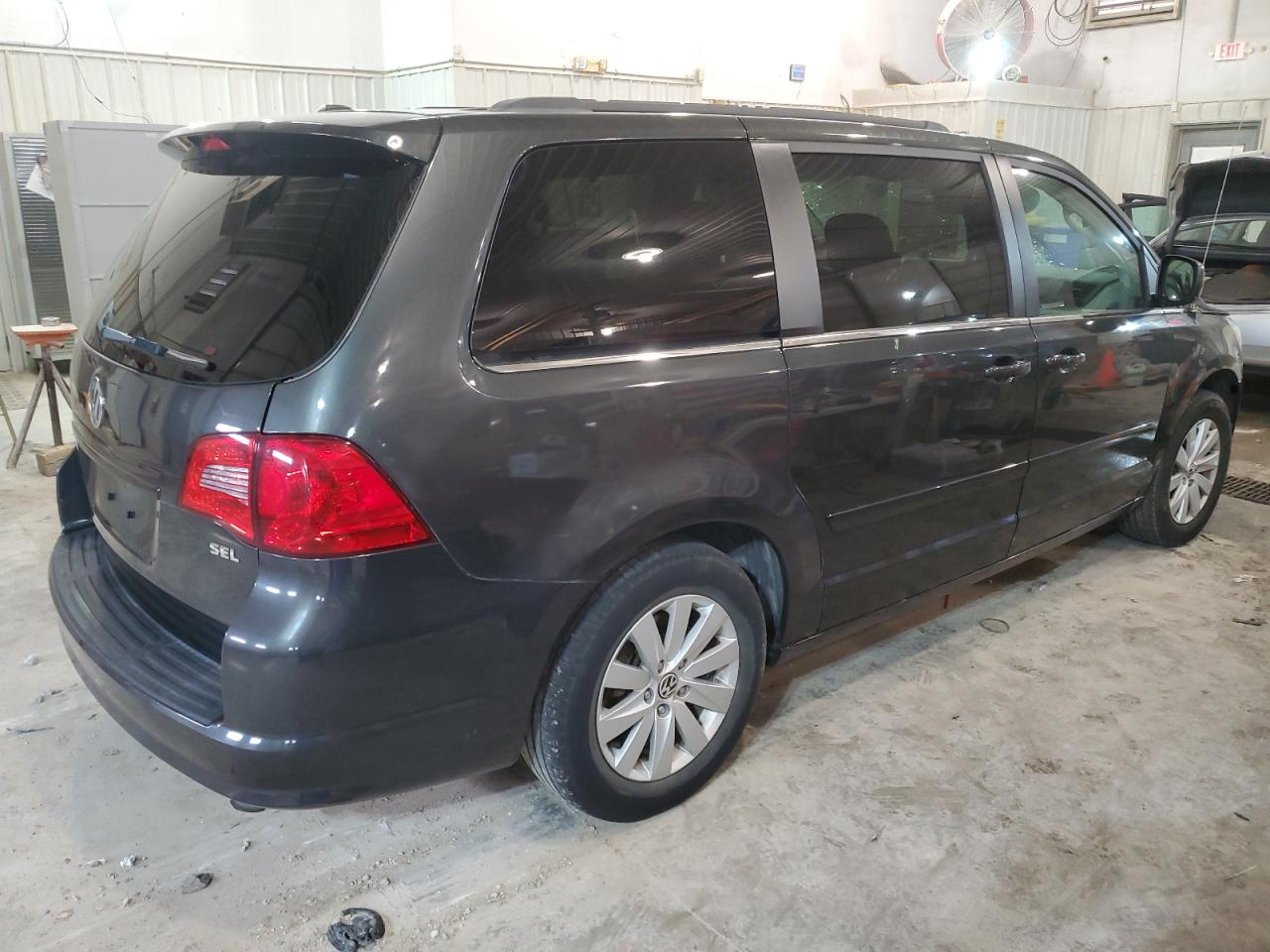 Photo 2 VIN: 2C4RVACG8CR294412 - VOLKSWAGEN ROUTAN 