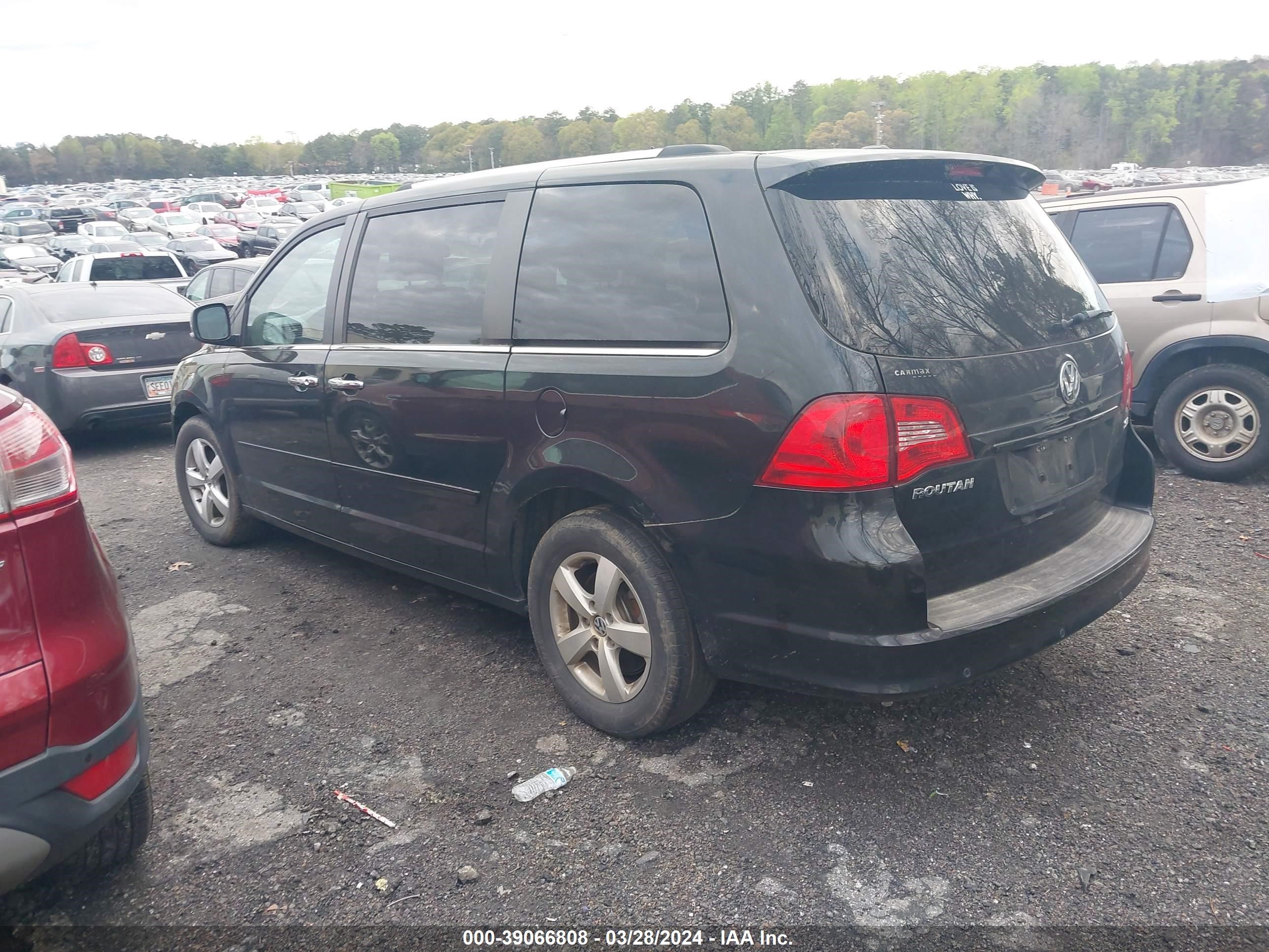 Photo 2 VIN: 2C4RVADG4CR222279 - VOLKSWAGEN ROUTAN 