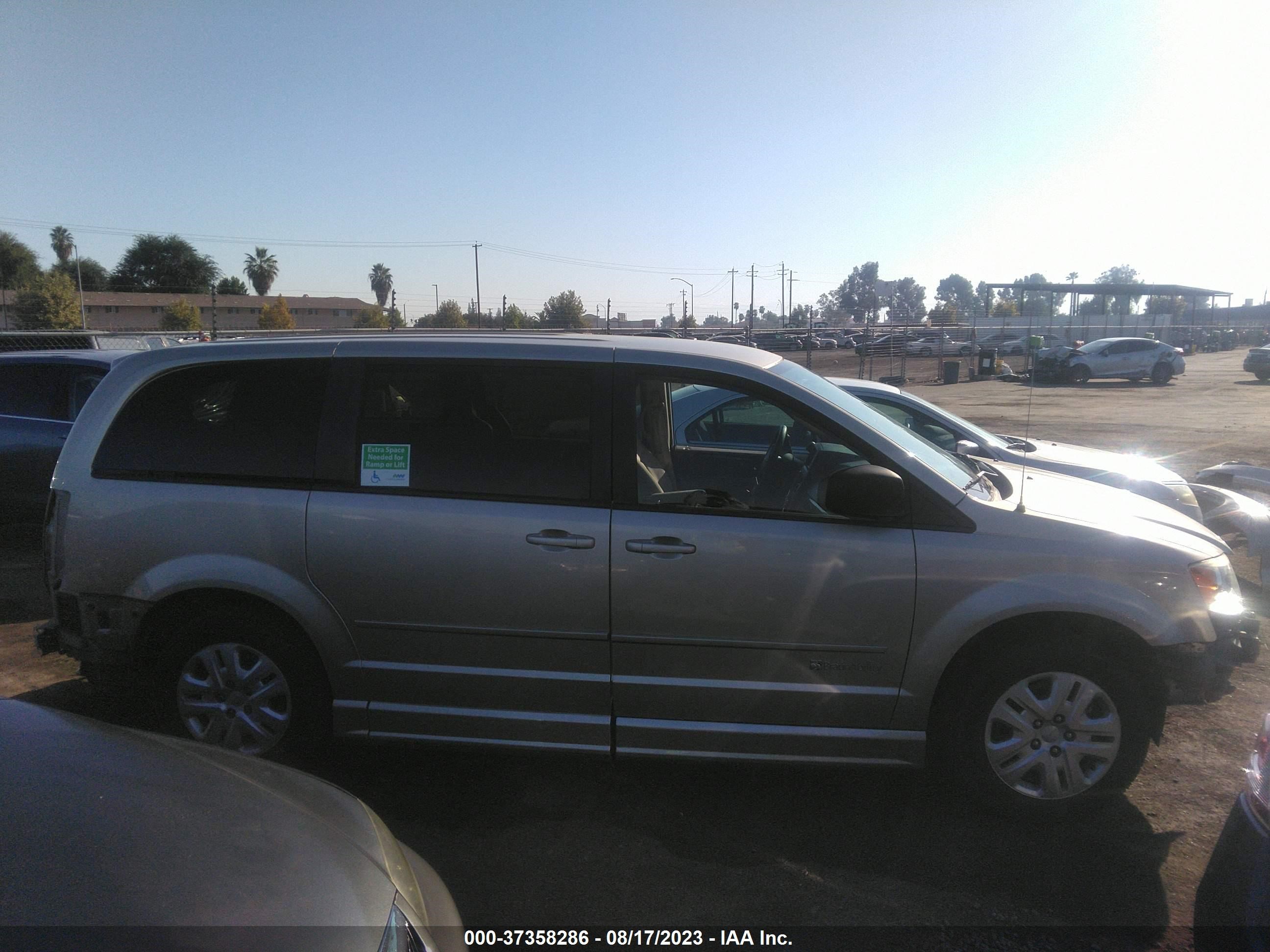 Photo 13 VIN: 2C7WDGBG4ER469917 - DODGE CARAVAN 