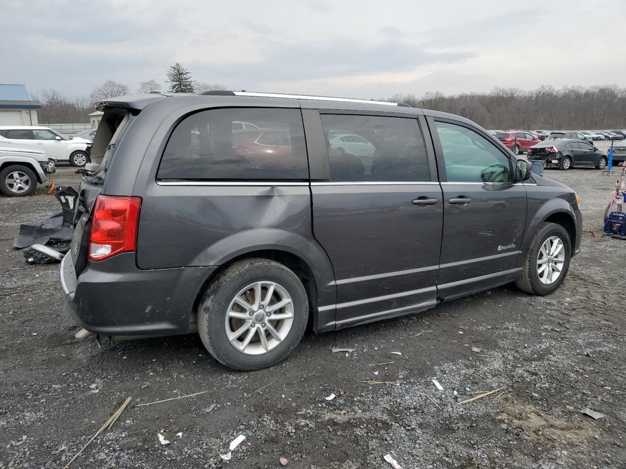 Photo 2 VIN: 2C7WDGCG1JR218619 - DODGE CARAVAN 