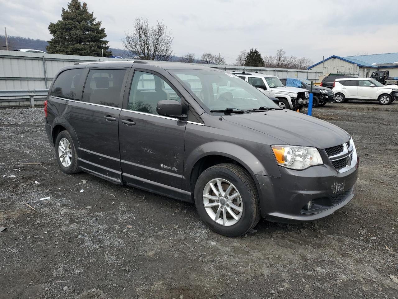 Photo 3 VIN: 2C7WDGCG1JR218619 - DODGE CARAVAN 