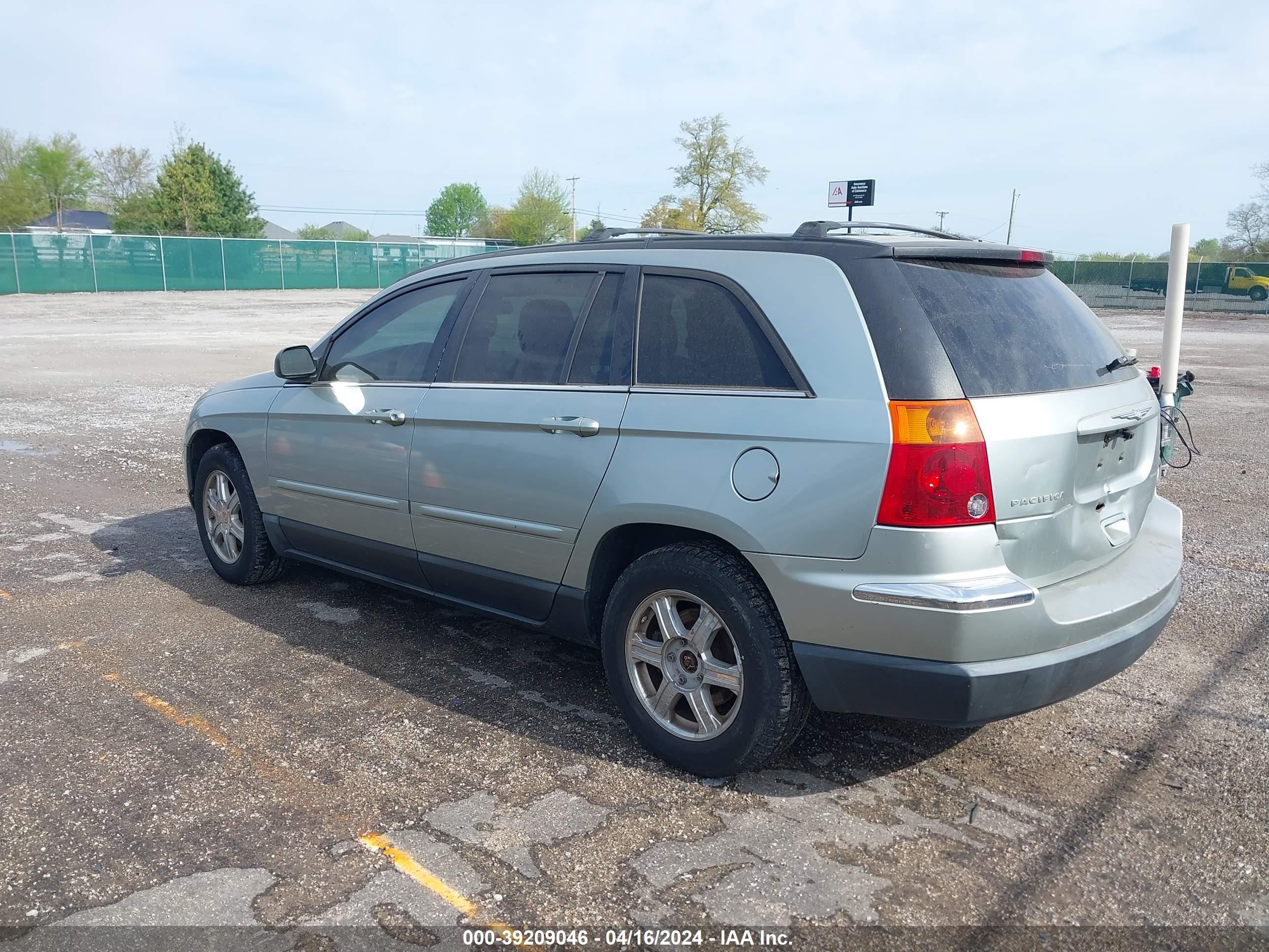 Photo 2 VIN: 2C8GF68434R334668 - CHRYSLER PACIFICA 