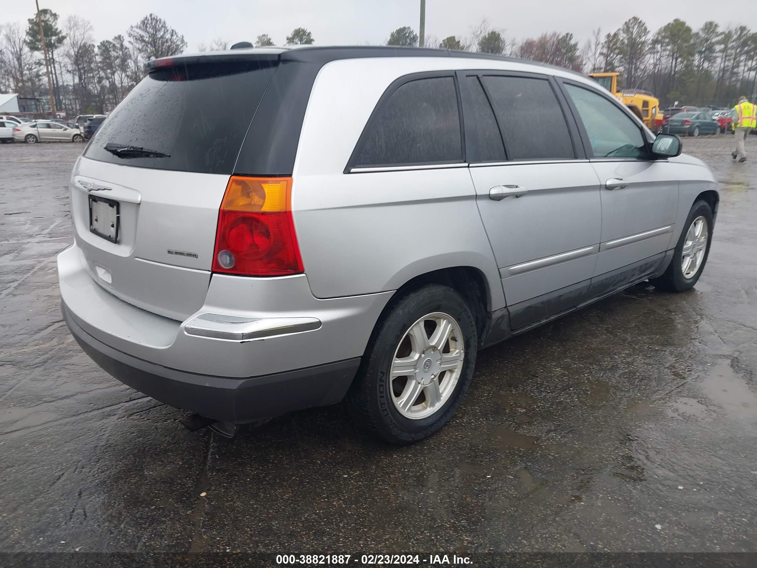 Photo 3 VIN: 2C8GF68435R329892 - CHRYSLER PACIFICA 