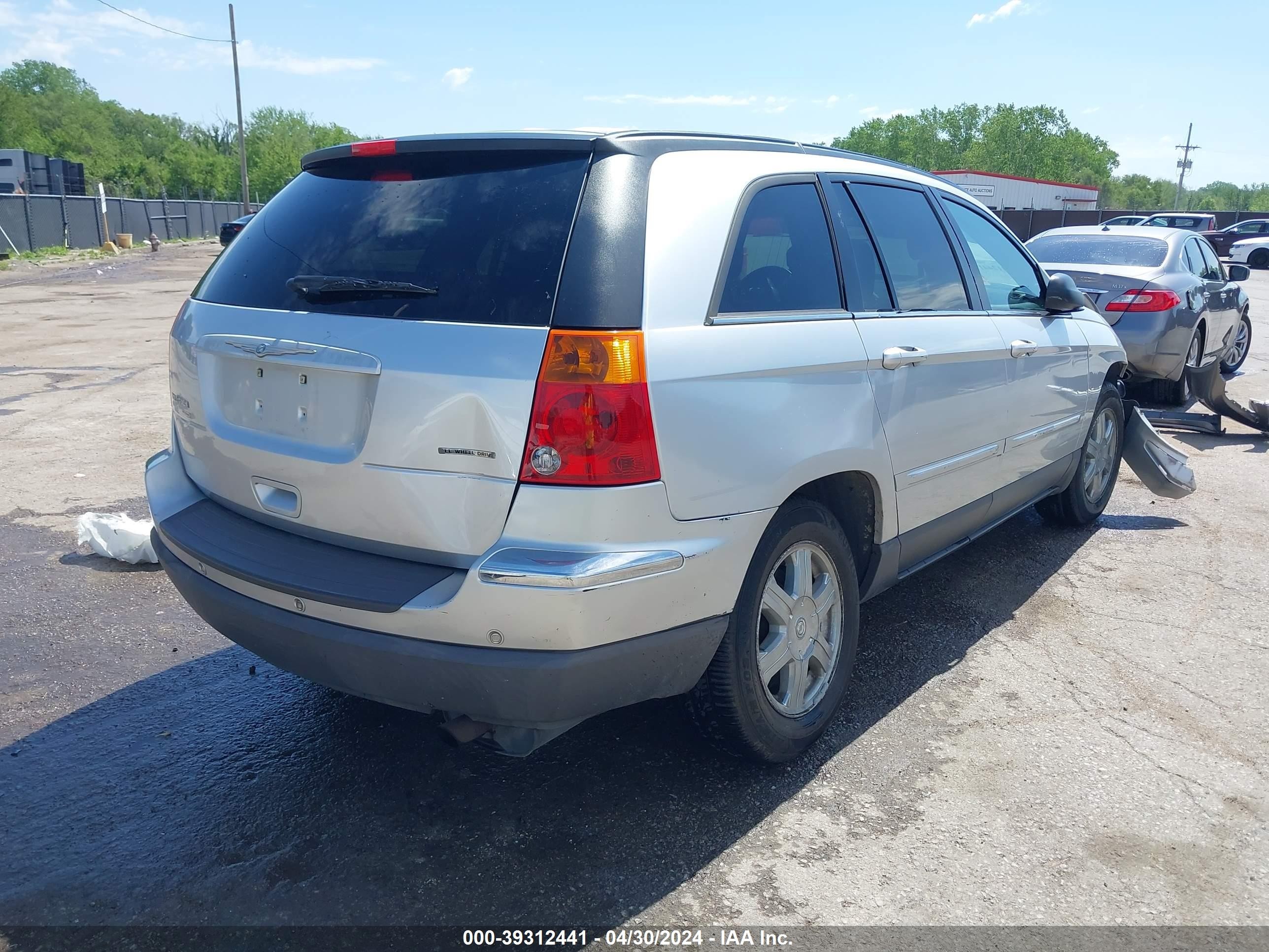 Photo 3 VIN: 2C8GF68495R455111 - CHRYSLER PACIFICA 