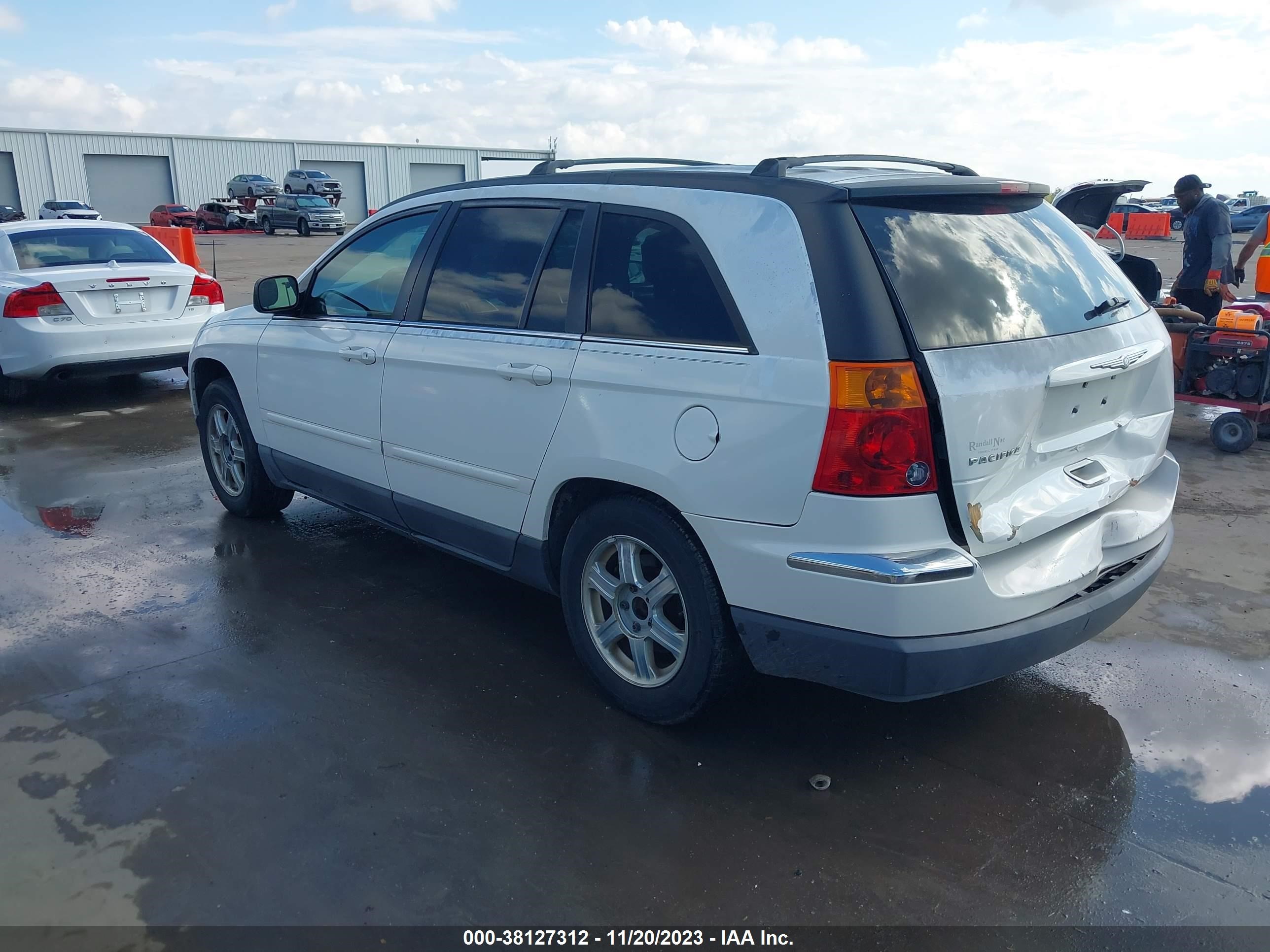 Photo 2 VIN: 2C8GM68404R307644 - CHRYSLER PACIFICA 